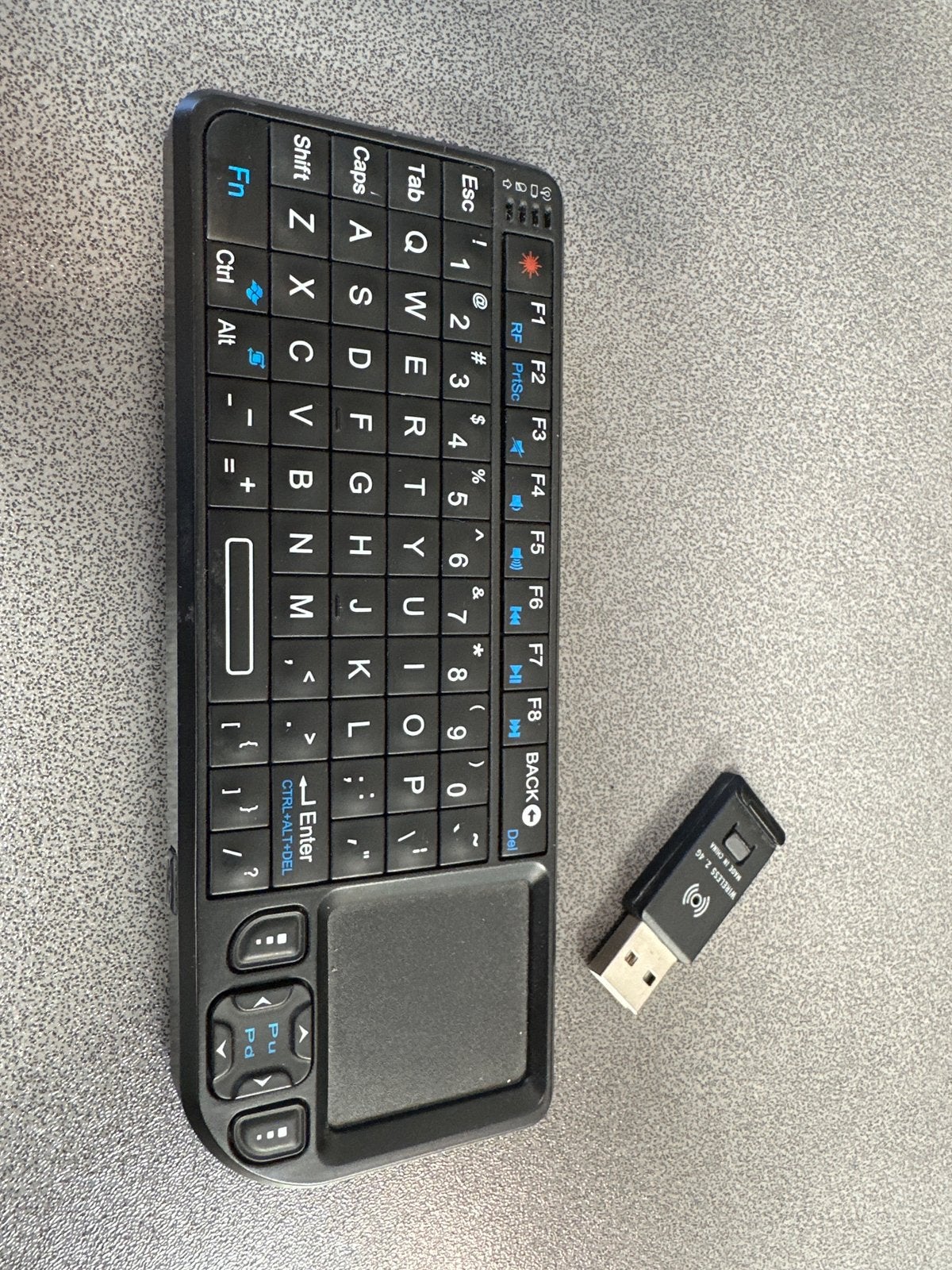 Rii mini draadloos toetsenbord met touchpad en laserpointer, Toetsenbord en muis-set, Ophalen of Verzenden, Zo goed als nieuw