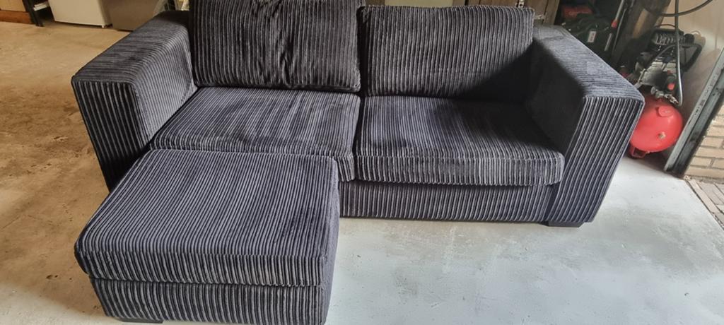 Comfortabele zwarte ribstof bank met hocker, Huis en Inrichting, Banken | Bankstellen, Gebruikt, Modern, Industrieel, Driepersoons