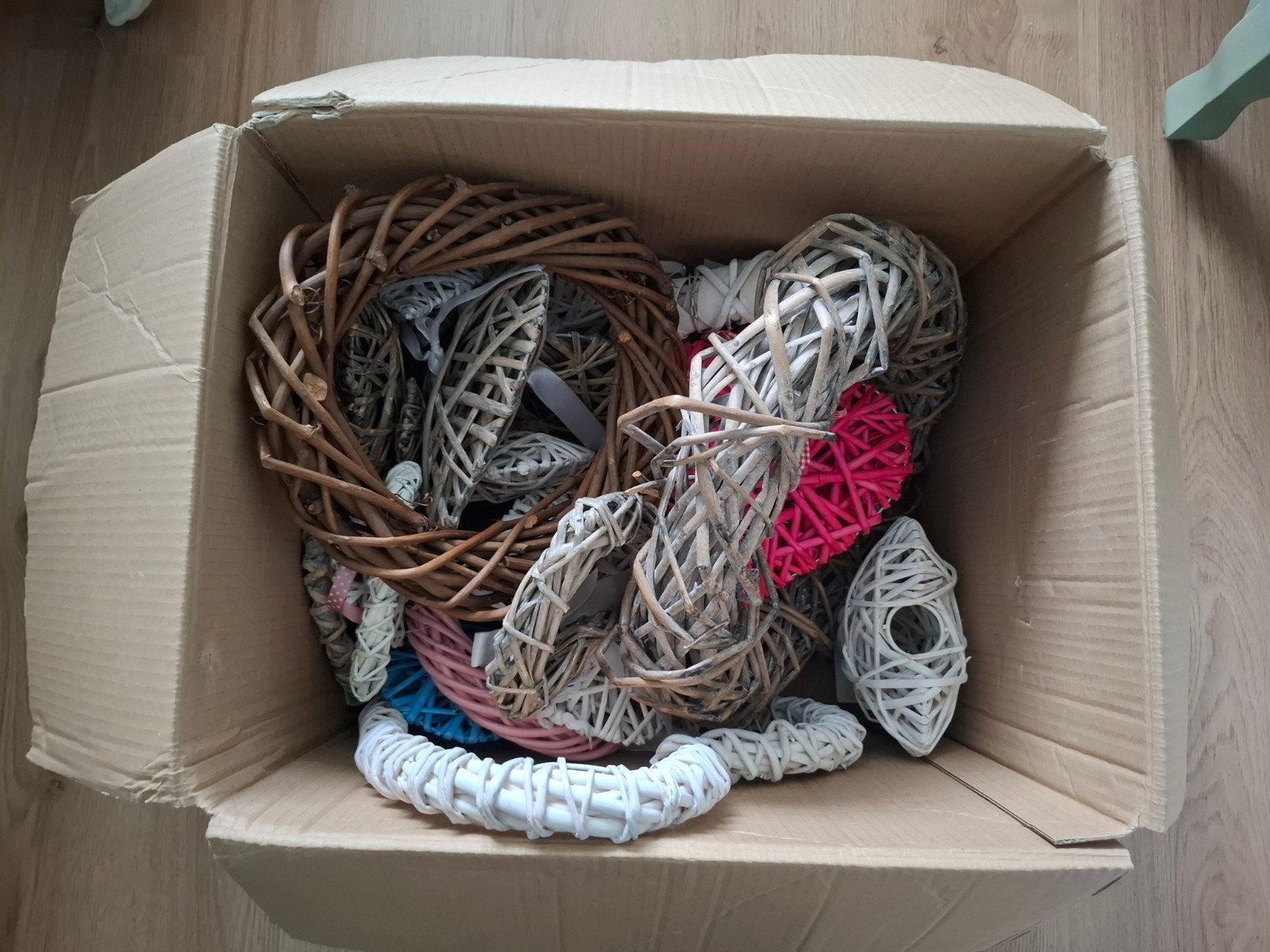 Doos vol met rieten hartjes, kransen etc, Ophalen of Verzenden, Zo goed als nieuw
