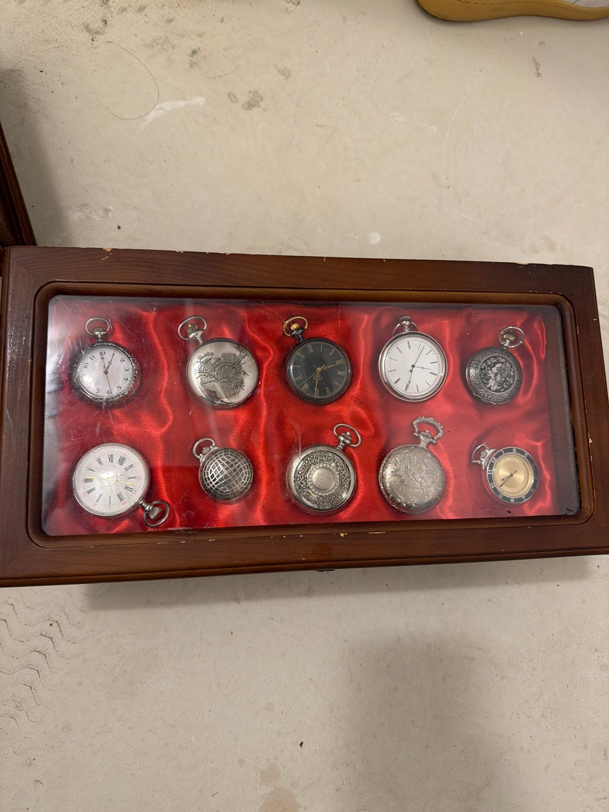 Verzameling van 10 Zakhorloges in Houten Vitrine, Overige materialen, Zakhorloge, Verguld, Onbekend