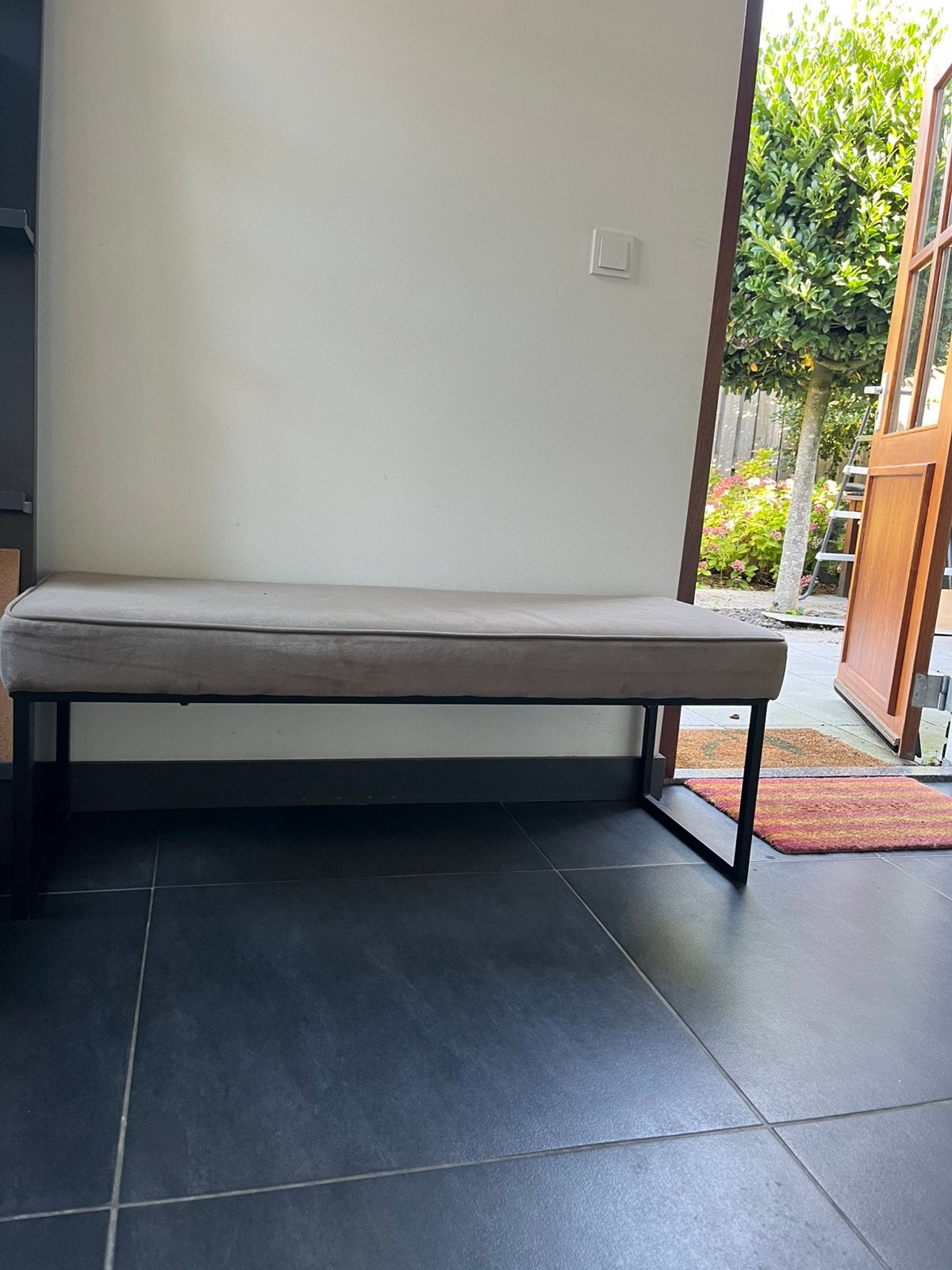 Bankje met velvet stof en zwart stalen poten., Ophalen, Minder dan 50 cm, Gebruikt, 125 cm of meer