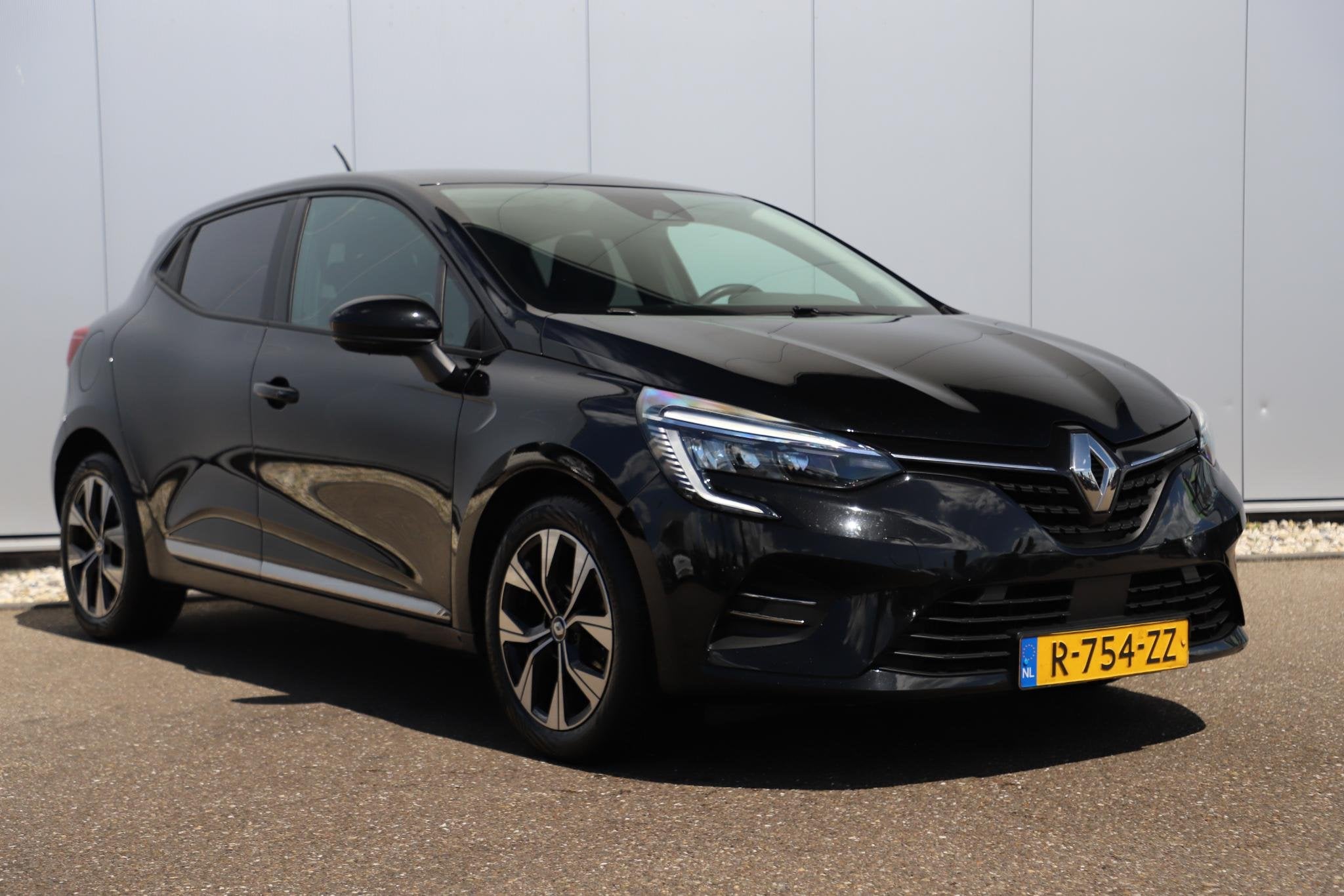 Renault Clio 1.0 TCe 90 Evolution 16 inch LMV Navigatie Carp, Voorwielaandrijving, Gebruikt, Euro 6, 580 kg