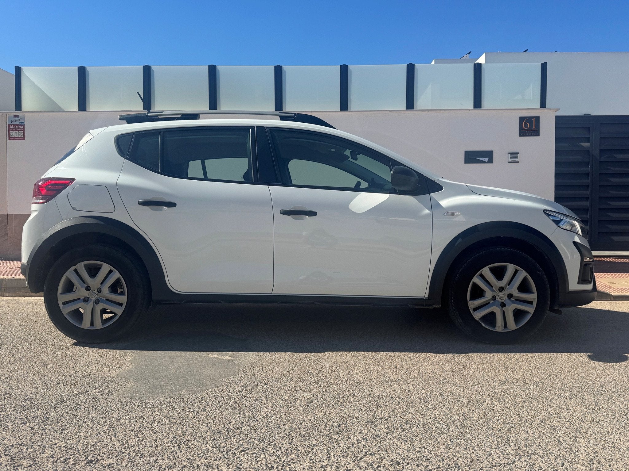 Dacia Sandero STEPWAY 1.0 TCE 90PK (bj 2022), Auto's, Dealer onderhouden, Gebruikt, Euro 6, Wit