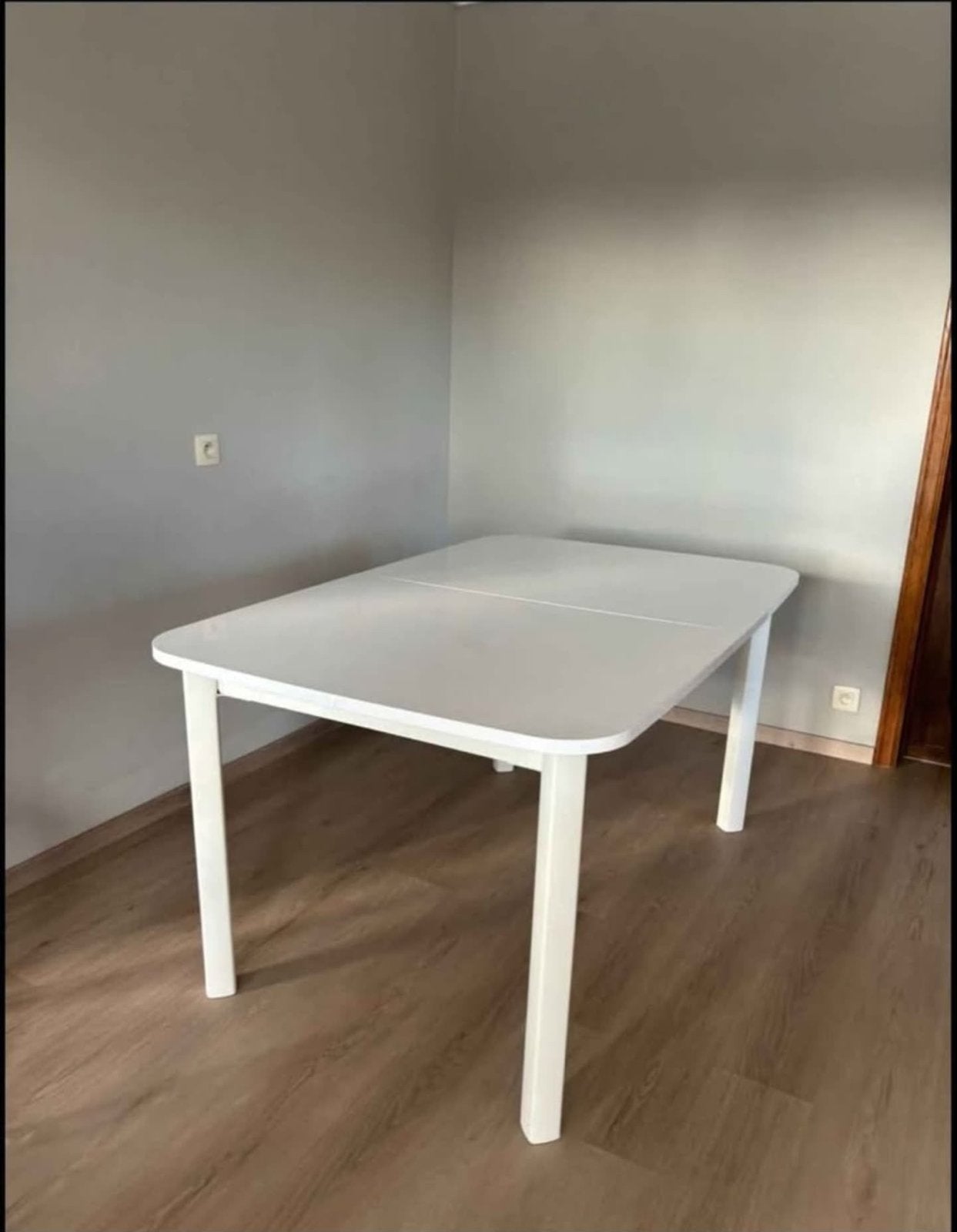 Foto 2 van Uitschuifbare eettafel tot 12. met 6 transparante stoelen