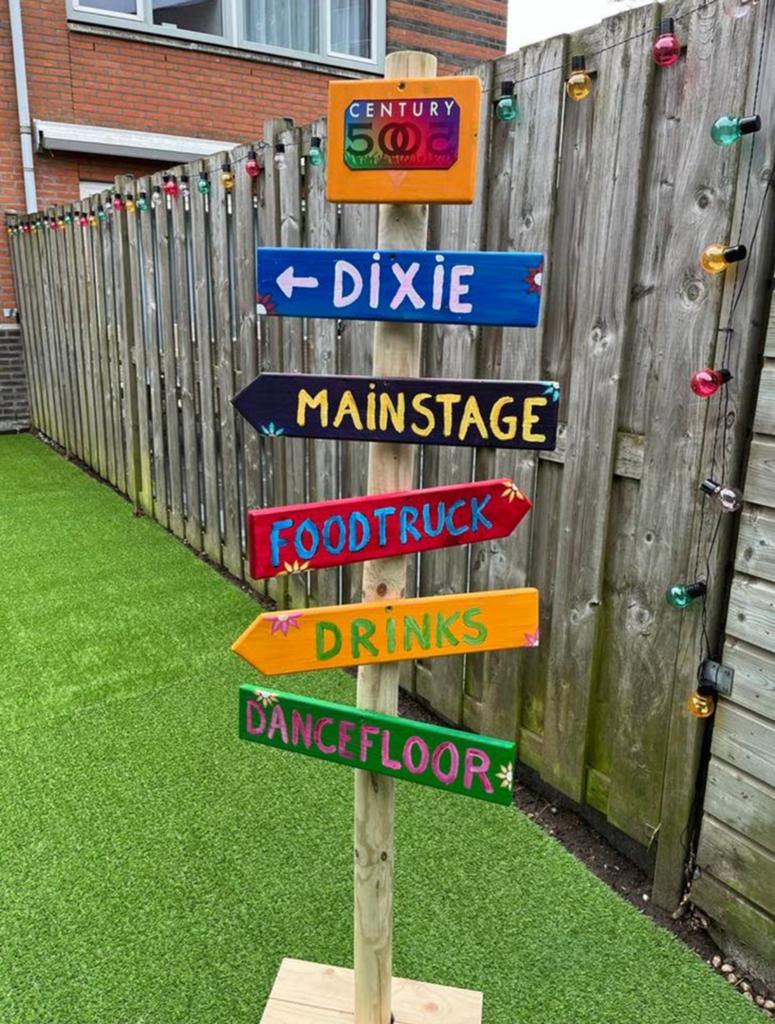 Feestelijke Wegwijzer voor Evenement Decoratie, Ophalen, Hout, Gebruikt, Meerkleurig