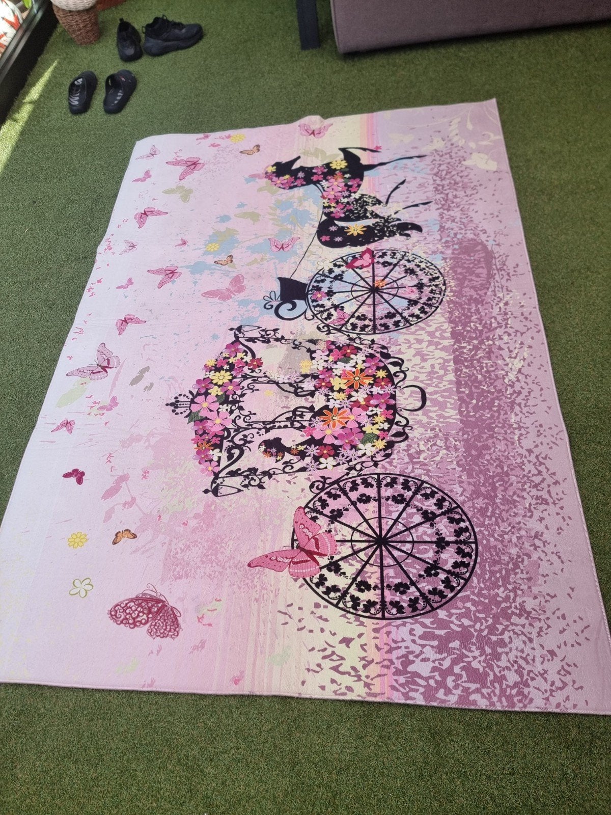 Vrolijk roze tapijt voor kinderkamer met vlinders en bloemen, Ophalen, Gebruikt, 100 tot 150 cm, 150 tot 200 cm