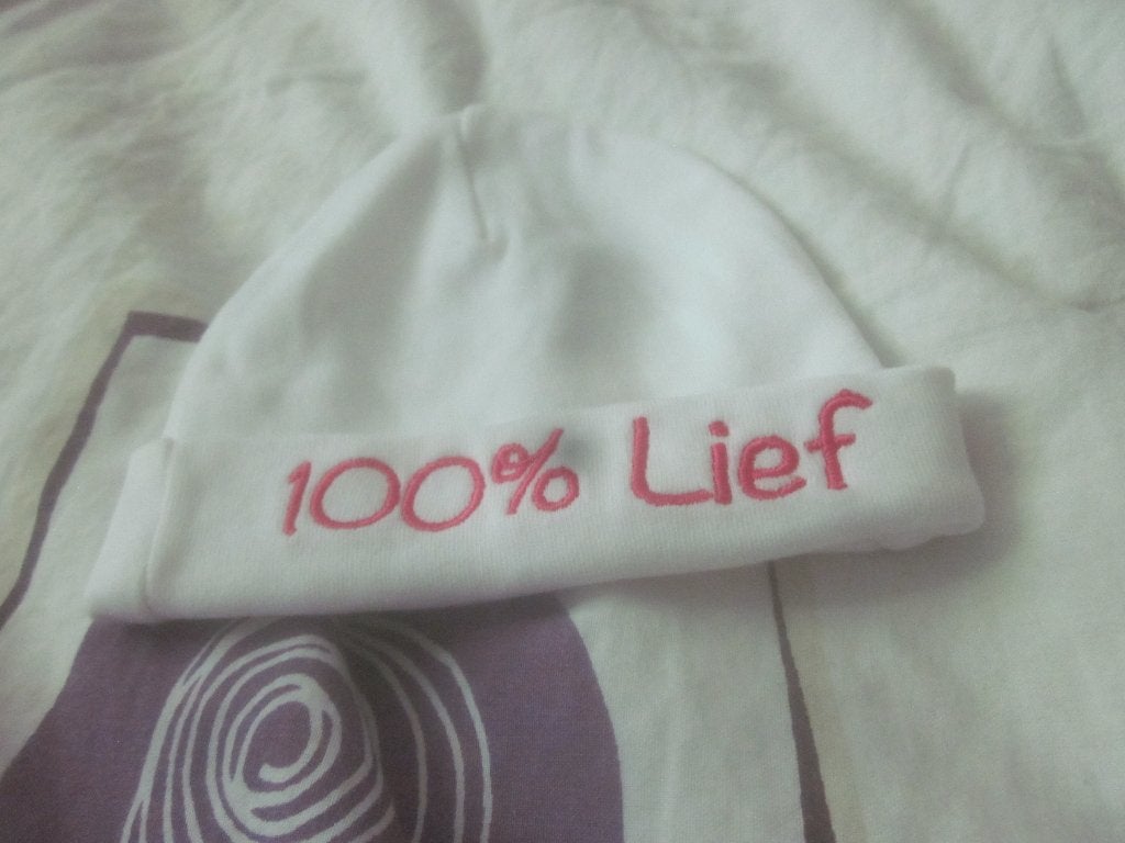 Nieuw wit mutsje met fuchsia tekst 100% Lief Funnies 50/56, Kinderen en Baby's, Babykleding | Mutsen, Sjaals en Wanten, Maat 50