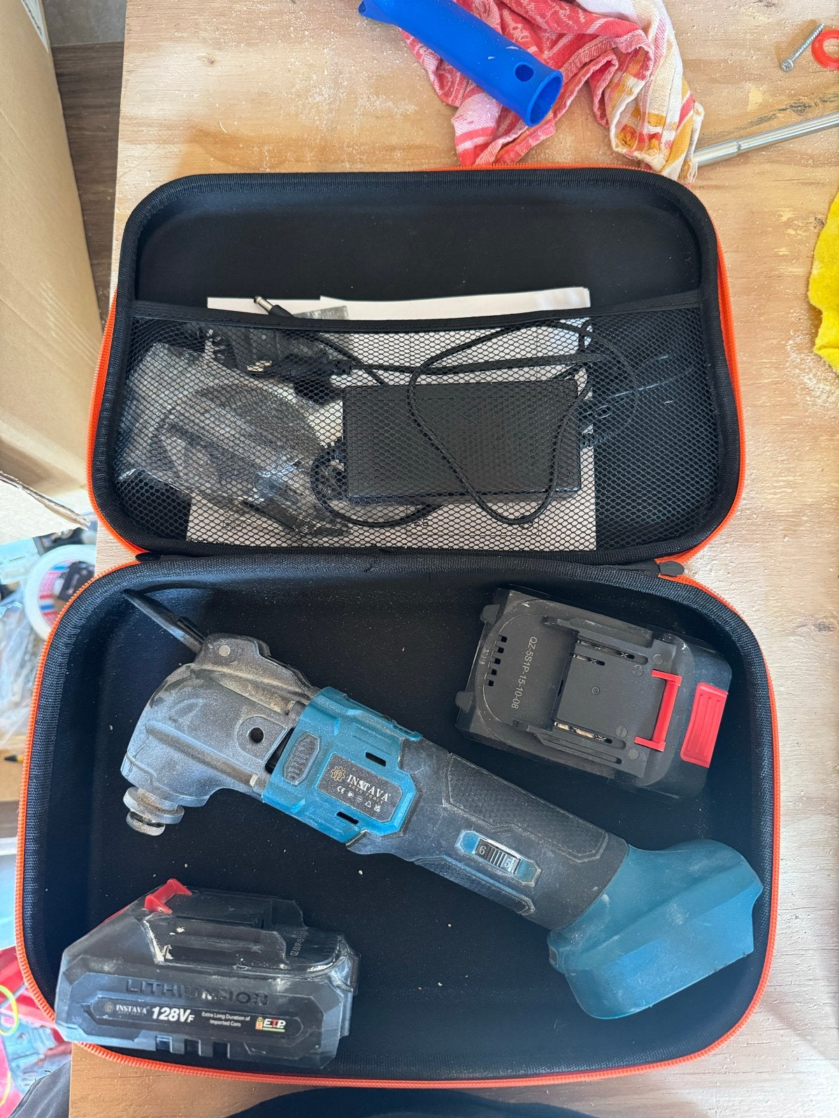 Multitool met 2 accu's, oplader, tas en diverse blaadjes, Ophalen of Verzenden, Gebruikt, Multitool, Overige merken
