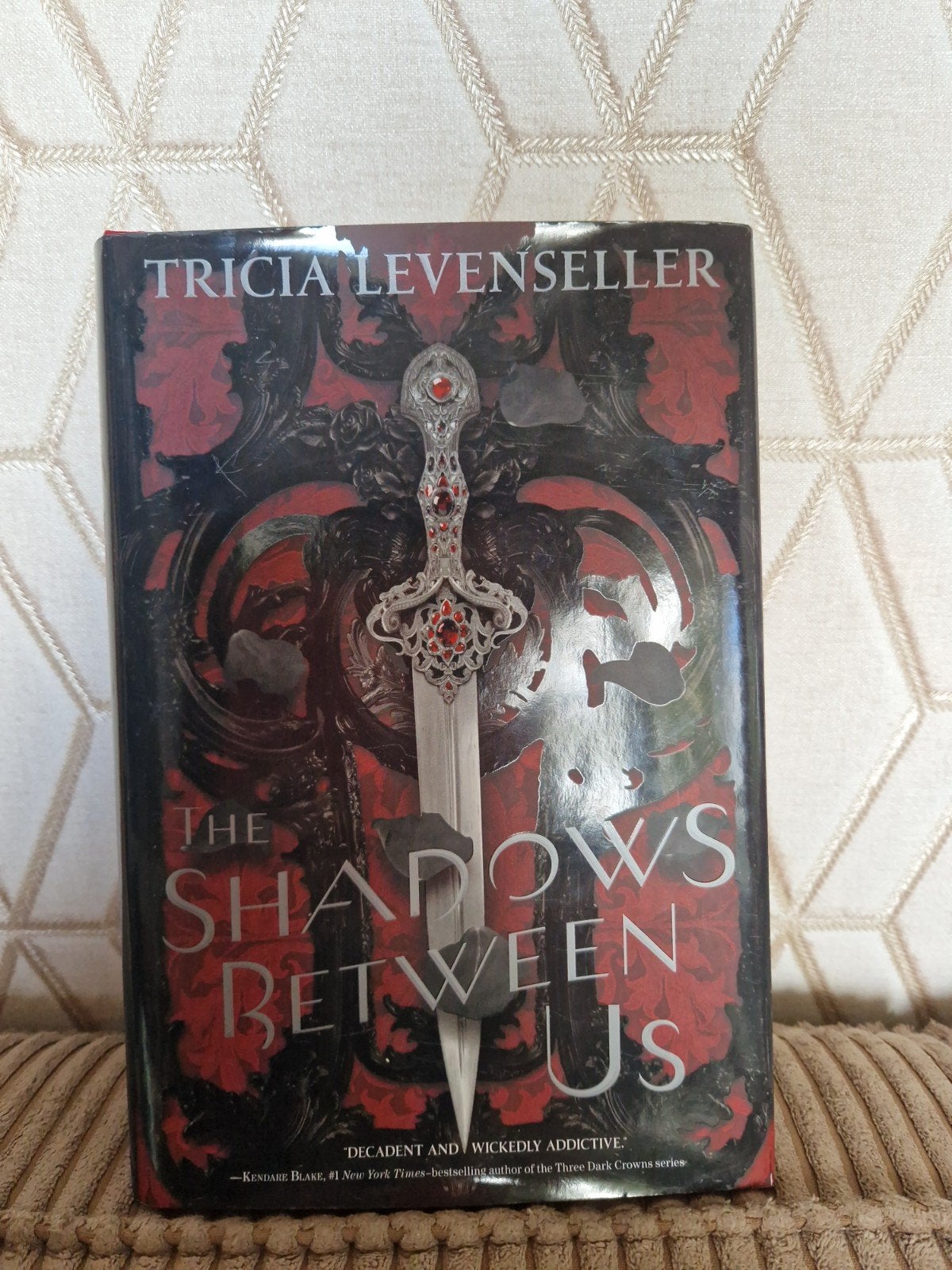 The Shadows between us, Ophalen of Verzenden, Nieuw, Tricia Levenseller