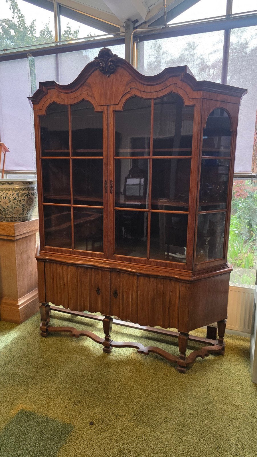 antieke notenhouten kruispoot vitrine
