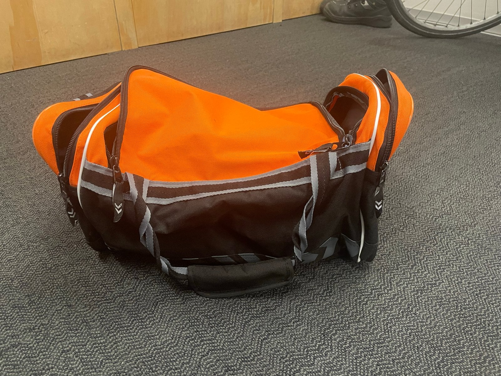 Sporttas / Reistas Oranje Zwart met naam Levi, Ophalen of Verzenden, Gebruikt, Unisex volwassen