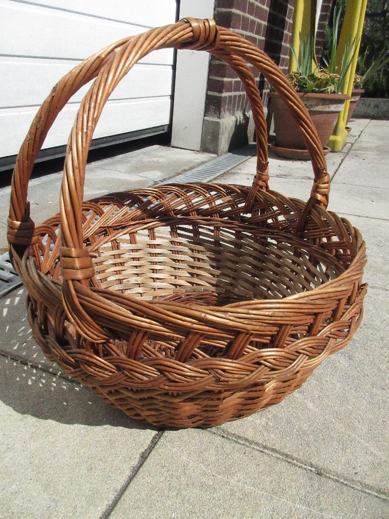 Vintage rieten mand met dubbel handvat, Huis en Inrichting, Woonaccessoires | Schalen en Manden, Ophalen of Verzenden, Gebruikt