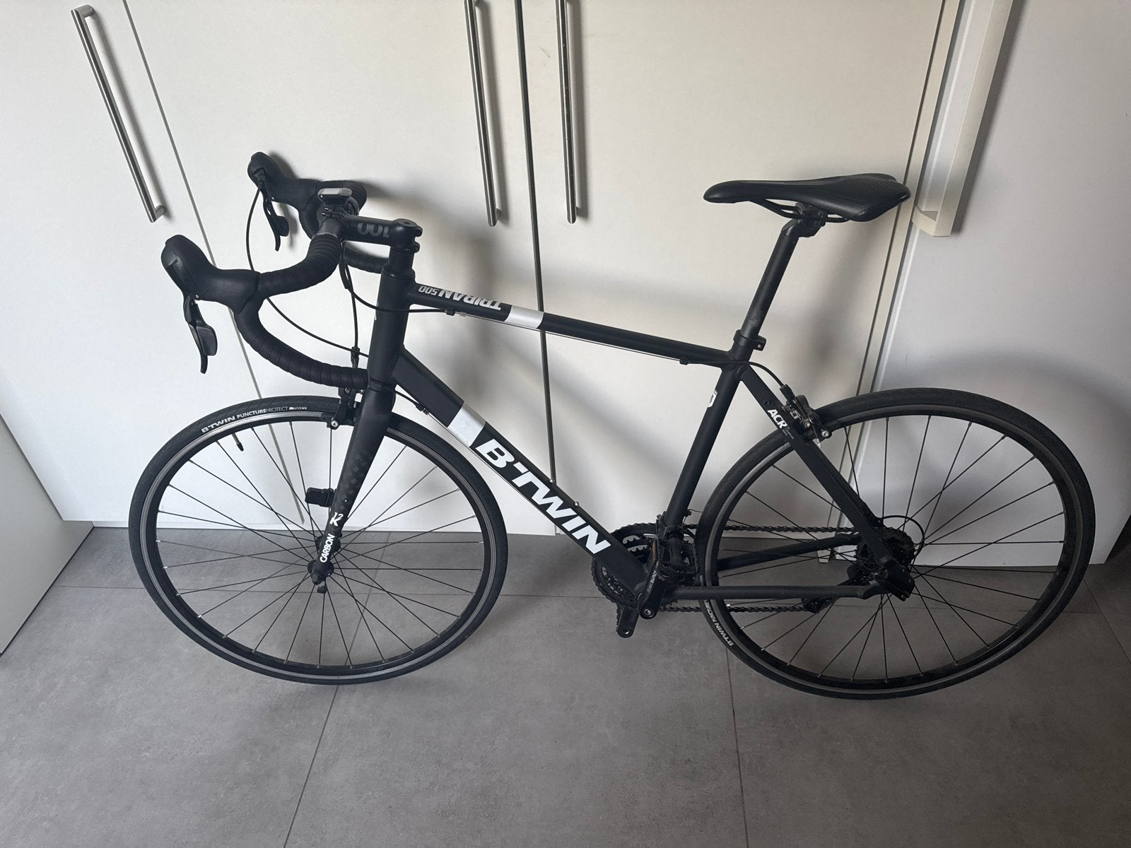 B'Twin Triban 500 racefiets - Zwart, Fietsen en Brommers, 28 inch, Gebruikt, Aluminium, 15 tot 20 versnellingen