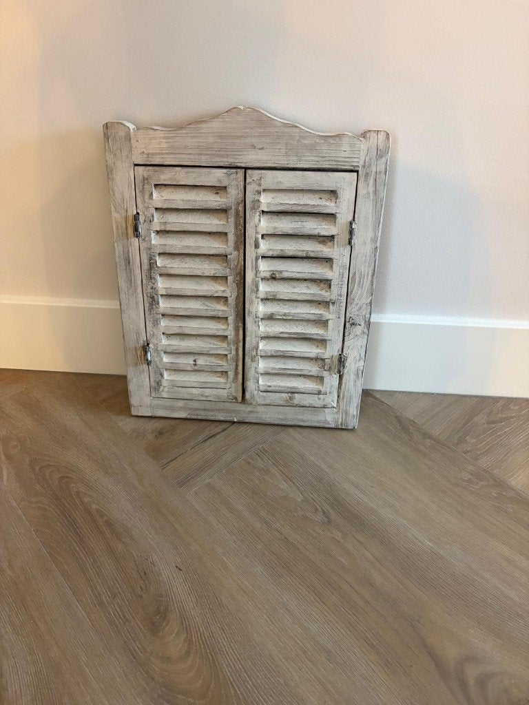 Als nieuw! Sfeervolle houten spiegel met openslaande luikjes, Ophalen, Minder dan 50 cm, Zo goed als nieuw, Minder dan 100 cm