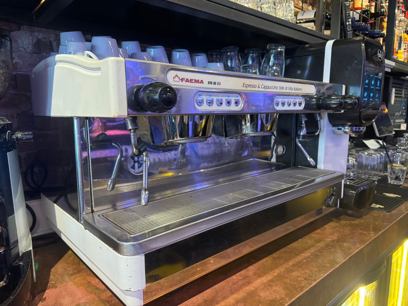 Professionele Faema E98 RE espressomachine met 2 zetgroepen., 10 kopjes of meer, Ophalen, Zo goed als nieuw, Espresso apparaat