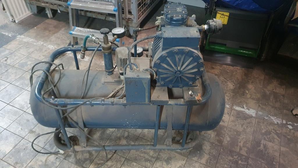 Oude compressor, voor restauratie of knutselproject, Doe-het-zelf en Verbouw, Compressors, 25 tot 100 liter, Ophalen, Gebruikt