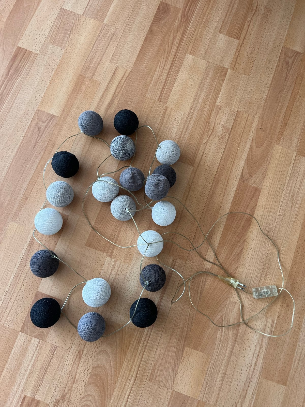 Slinger met katoenen bollen - grijs, wit, zwart, Ophalen of Verzenden, Gebruikt, Textiel, Meerkleurig