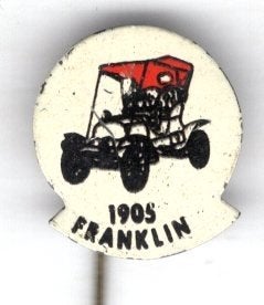 1905 Franklin rood op blik oldtimer speldje ( D_153), Ophalen of Verzenden, Zo goed als nieuw, Transport, Speldje of Pin