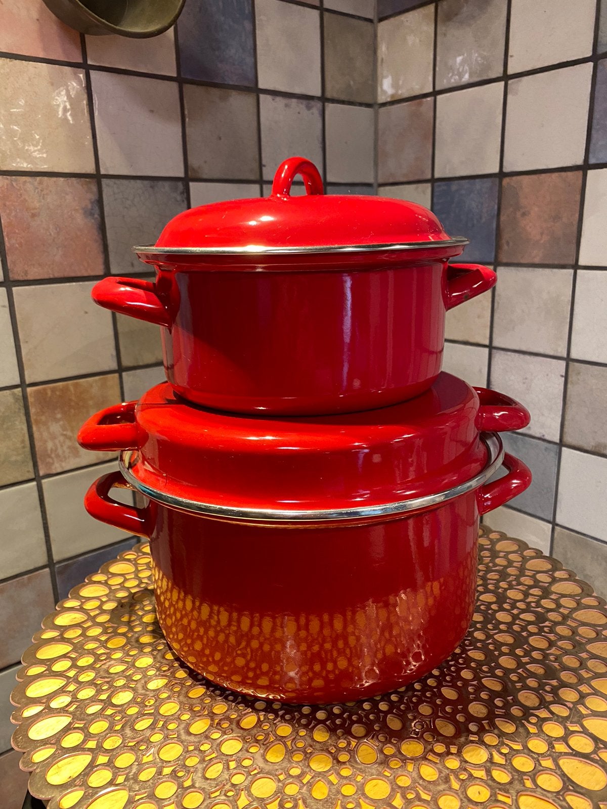 2 rode vintage emaille pannen doorsnee 25 cm en 21 cm, Ophalen of Verzenden