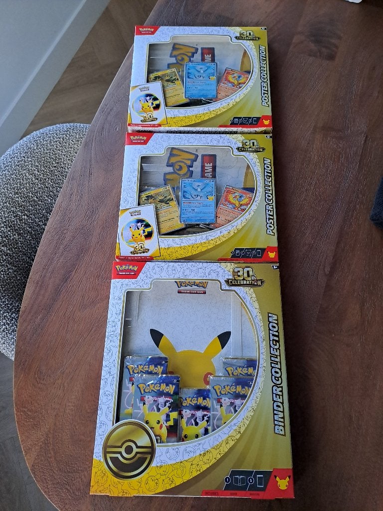 Pokemon 30th anniversary celebration poster en binder, Hobby en Vrije tijd, Ophalen, Nieuw