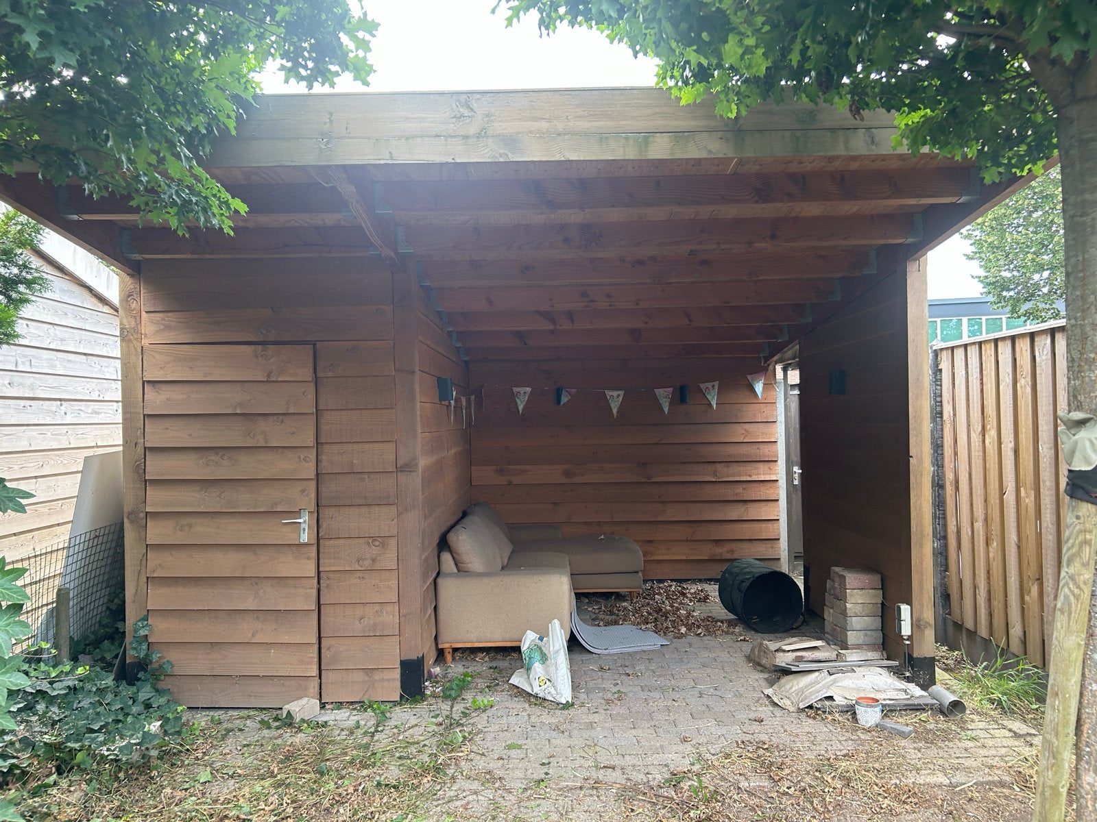 Houten schuur met overkapping en opslagruimte, Ophalen, 250 tot 500 cm, Schuur, Zonder ramen