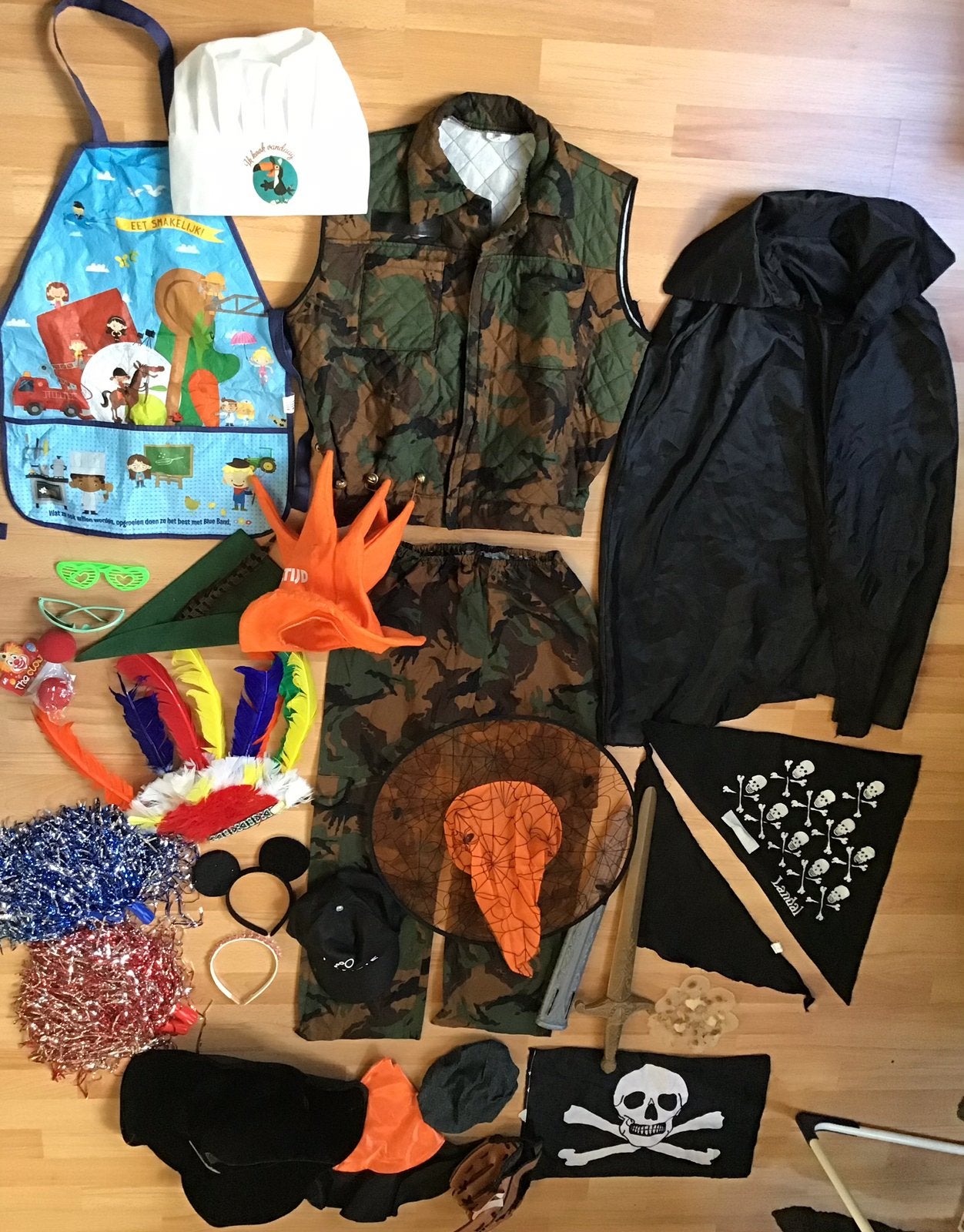 Pakket verkleedspullen camouflagepak, kok,piraat,zwaard,cape, Kinderen en Baby's, Carnavalskleding en Verkleedspullen, Ophalen of Verzenden