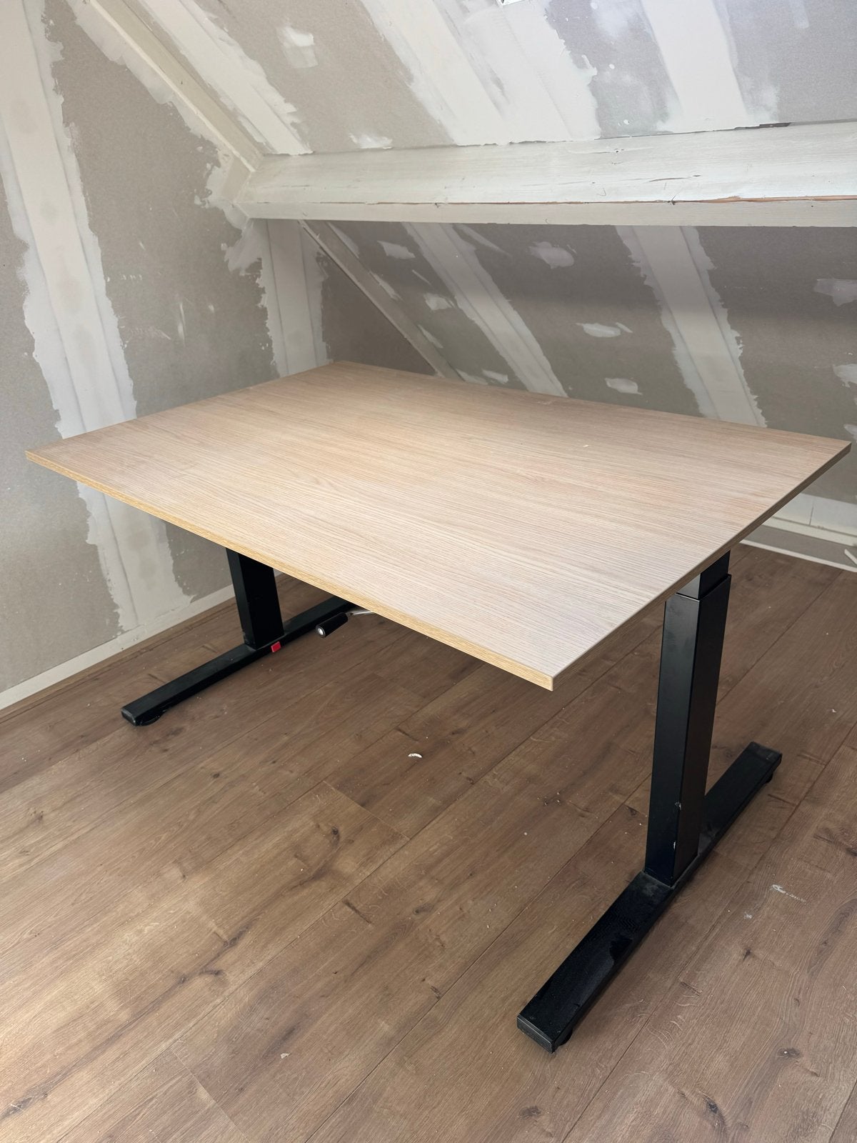 Zit-sta bureau - Verstelbaar bureau met slinger, Huis en Inrichting, Ophalen, Zit-sta bureau, Gebruikt, Hout