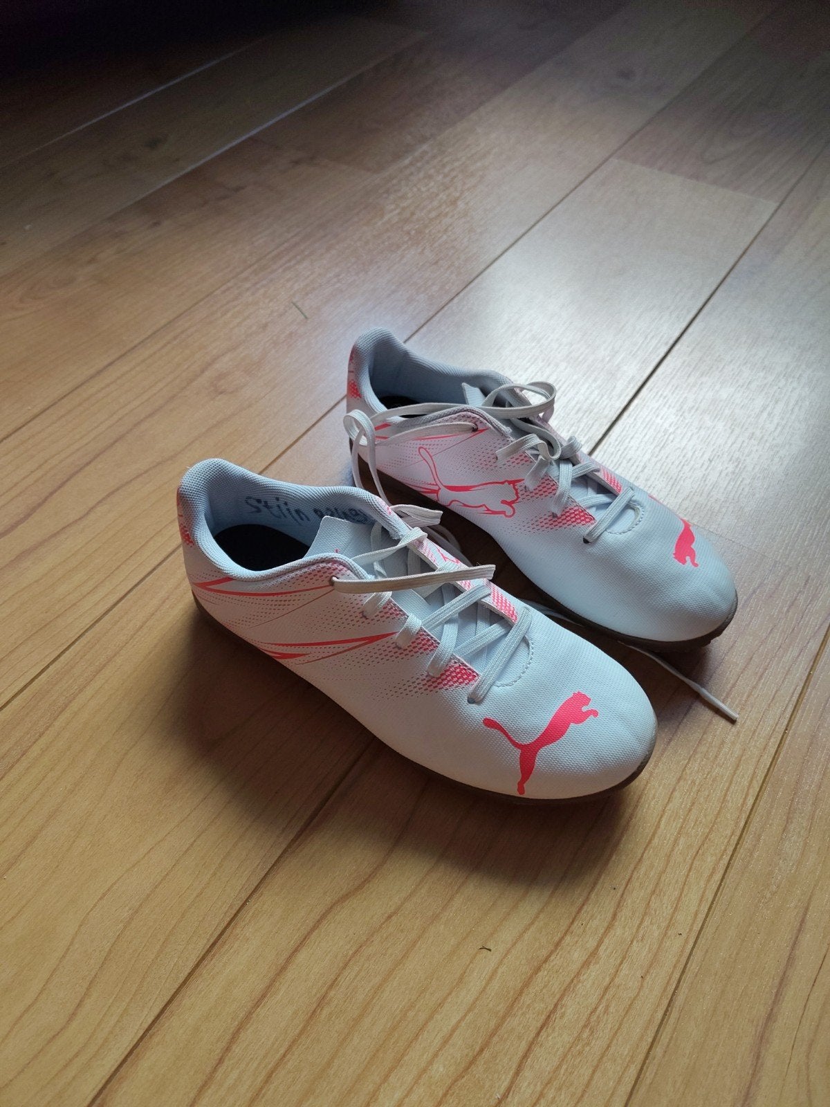 Puma zaalvoetbalschoenen wit/roze - Maat 35, Maat XS of kleiner, Ophalen of Verzenden, Zo goed als nieuw, Schoenen