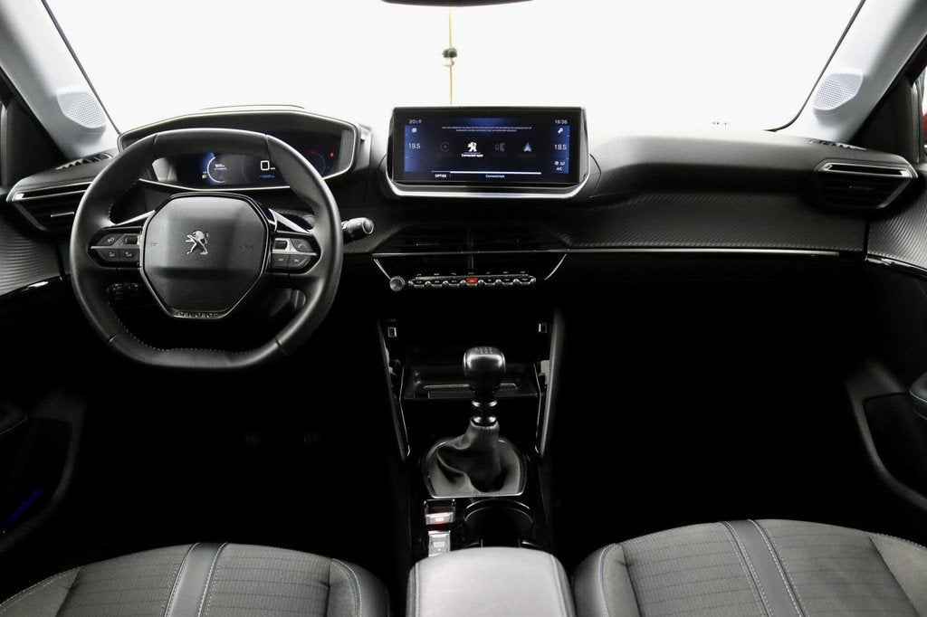 Peugeot 208 1.2 PureTech rood, Voorwielaandrijving, Parkeersensor, 101 pk, Gebruikt