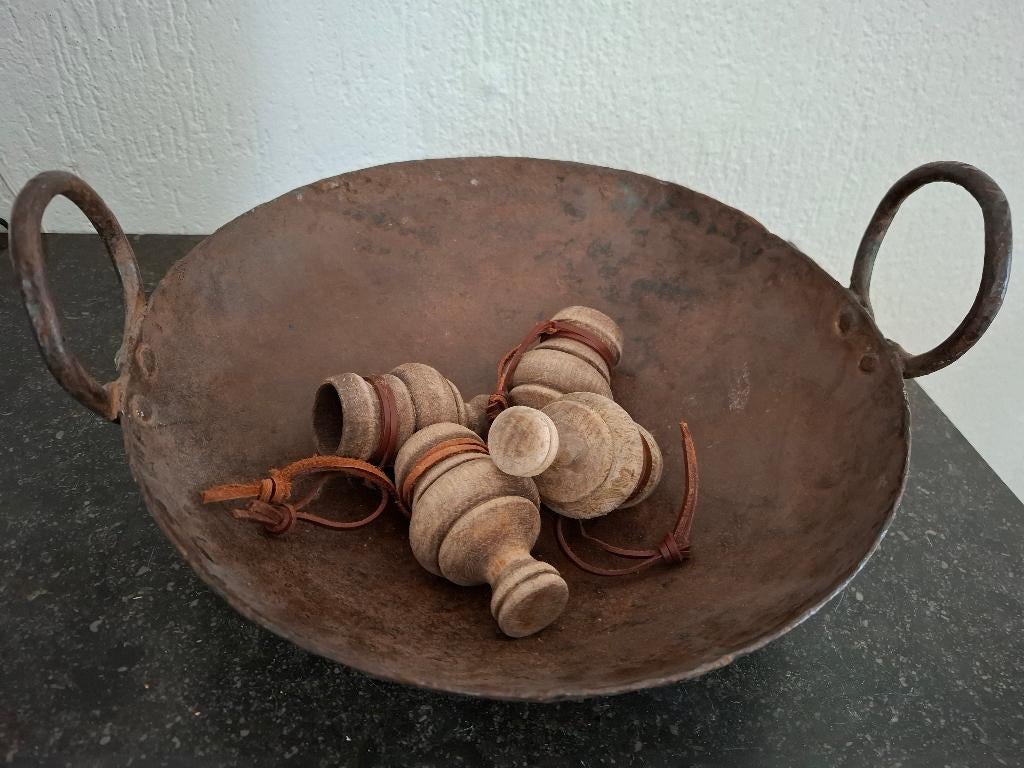 houten verweerde sobere klossen aan leren koord, Ophalen, Zo goed als nieuw