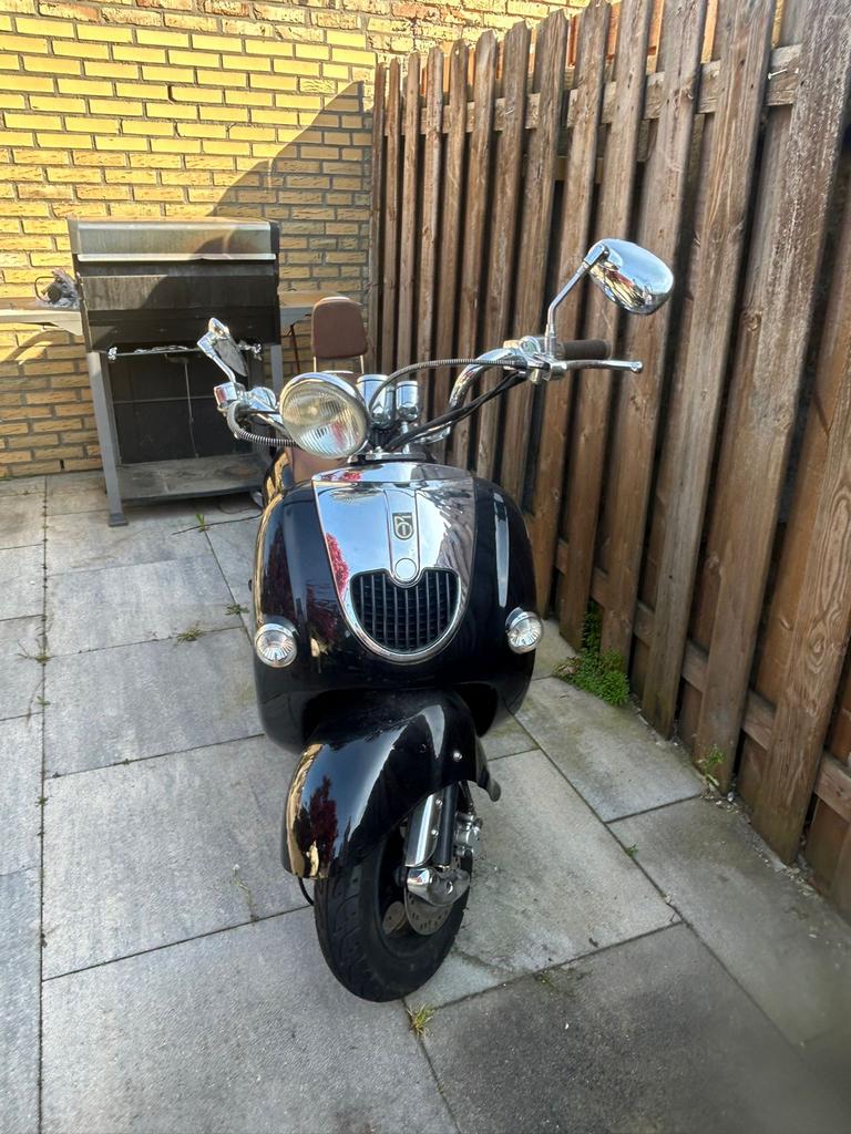Scooter met lage kilometerstand - Zwart, Fietsen en Brommers, Snorfietsen en Snorscooters, Zo goed als nieuw, Benzine, Ophalen