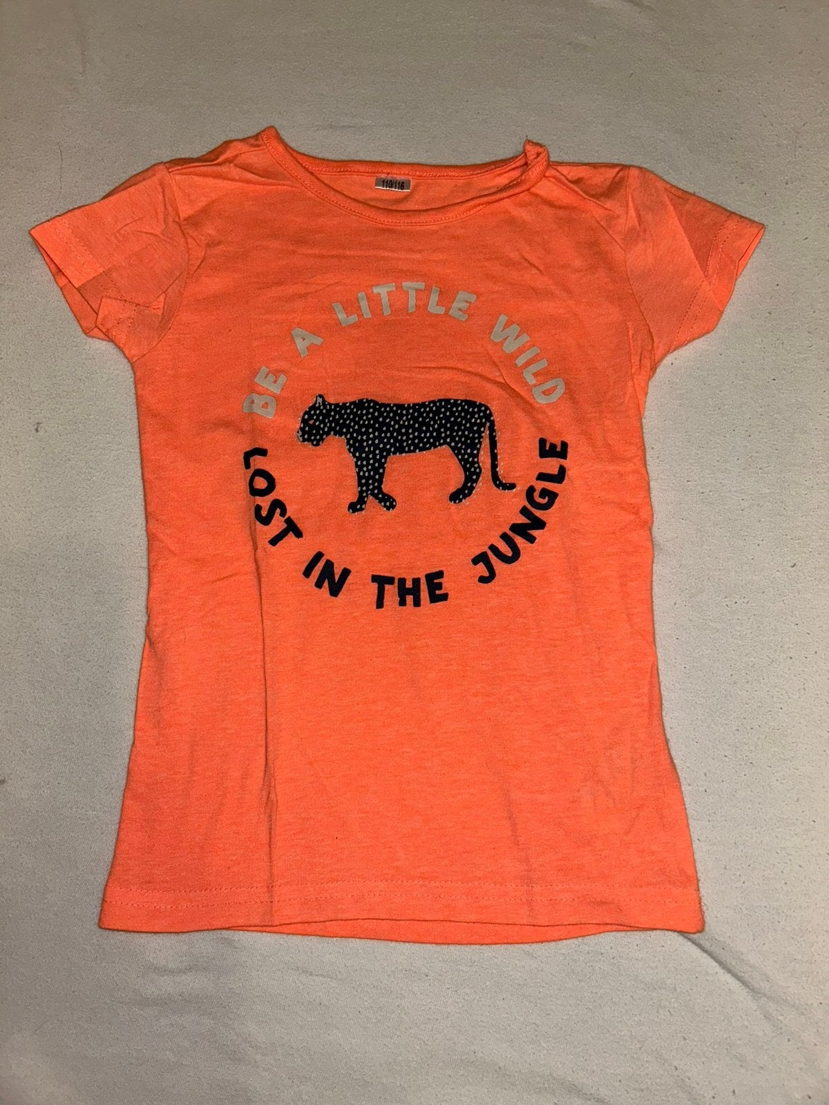 Oranje T-shirt met panterprint - Maat 110/116, Ophalen of Verzenden, Zo goed als nieuw, Meisje, Shirt of Longsleeve