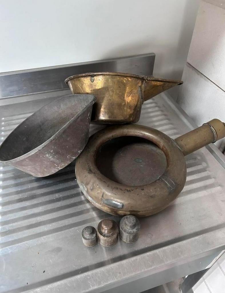 Antiek koperen kolenstrijkijzer + oude gewichten (vintage), Ophalen of Verzenden