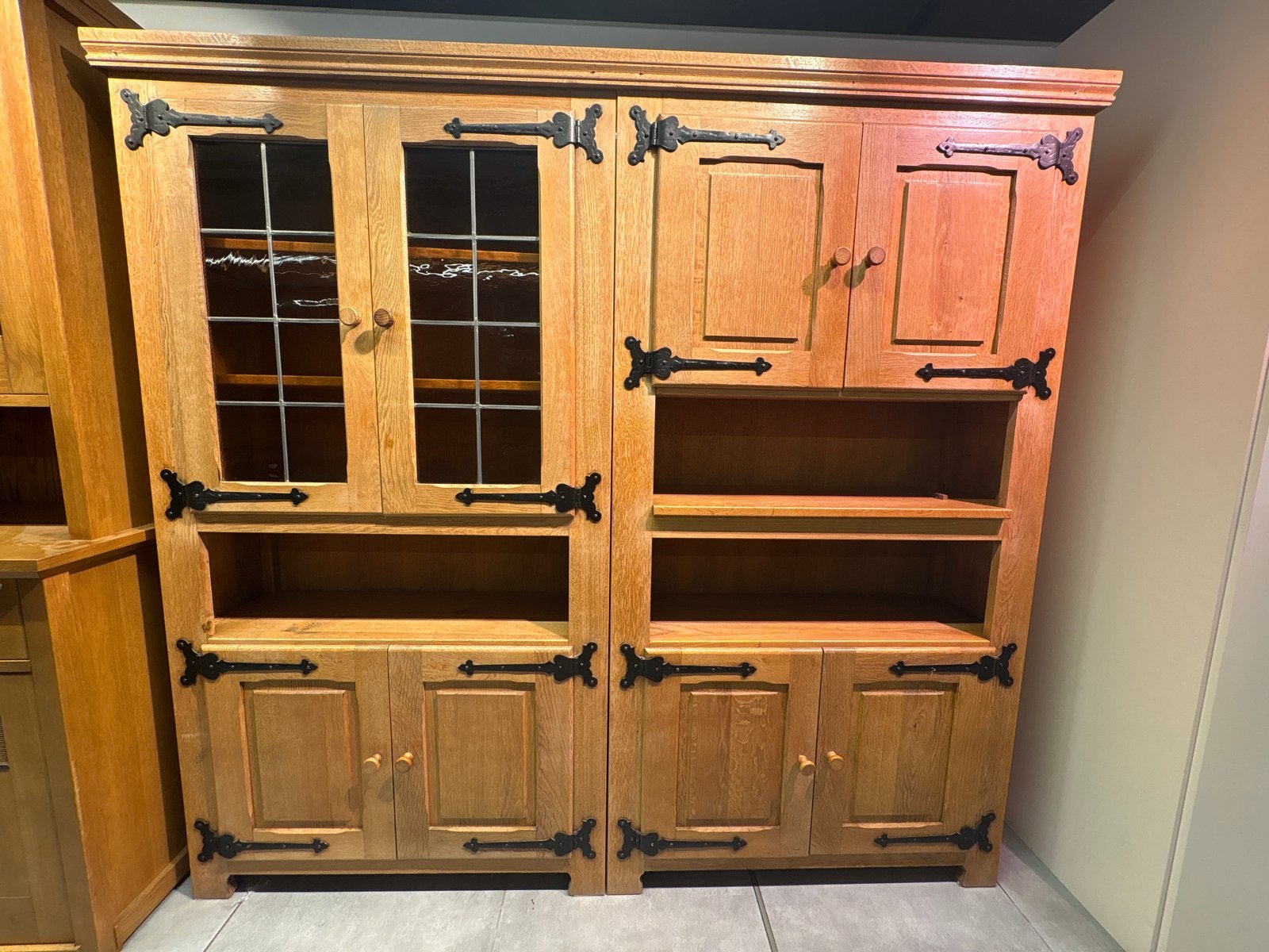 Massief eiken dressoir met vitrinekast en opbergruimte, Ophalen, Gebruikt, 150 tot 200 cm, Eikenhout