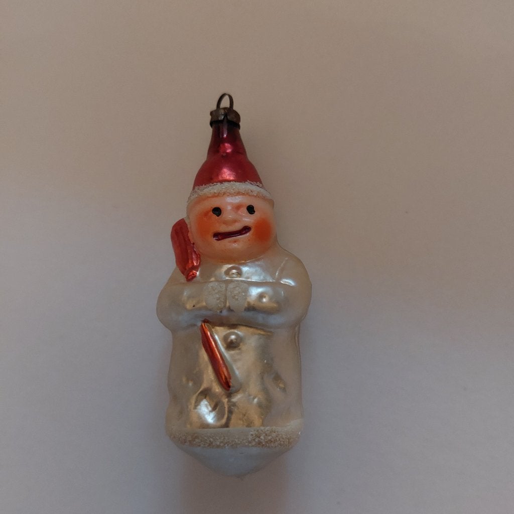 Antieke kerstbal sneeuwpop rode muts en bezem., Ophalen of Verzenden