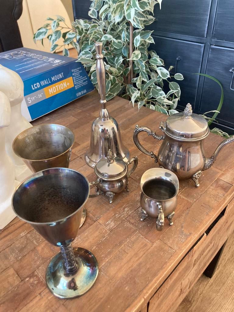 Verzilverd servies en tafelbel., Ophalen