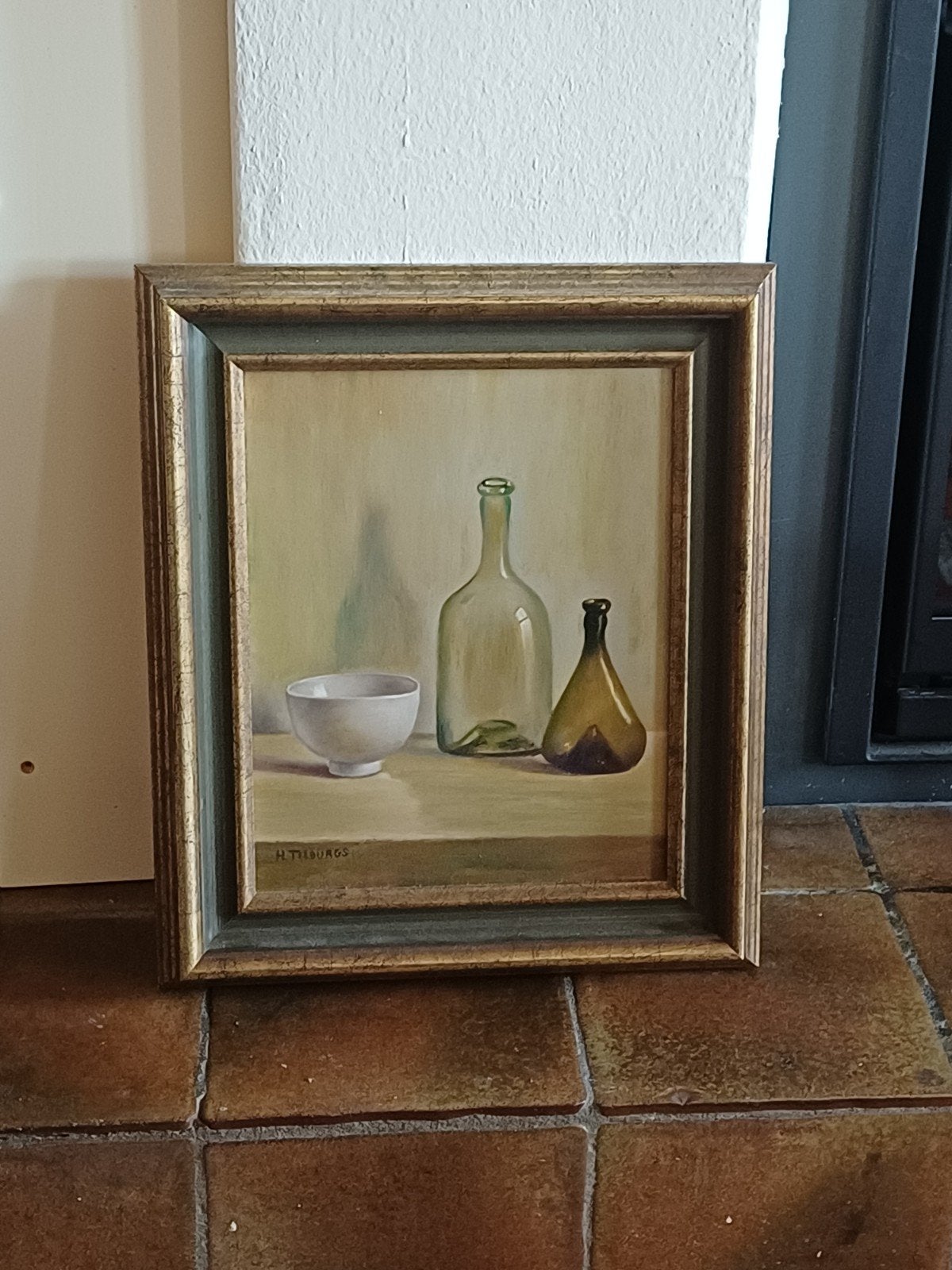 Stilleven met flessen en kom - H. Tilburgs, Antiek en Kunst, Realistisch, Stilleven, Ophalen of Verzenden, Bijzondere lijst