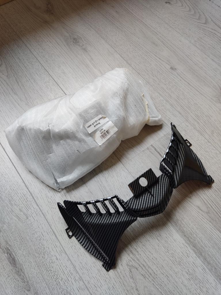 Carbon look grill voorkap Piaggio Zip NIEUW, Fietsen en Brommers, Brommeronderdelen | Scooters, Info@jynkx.com, Nieuw, Ophalen of Verzenden
