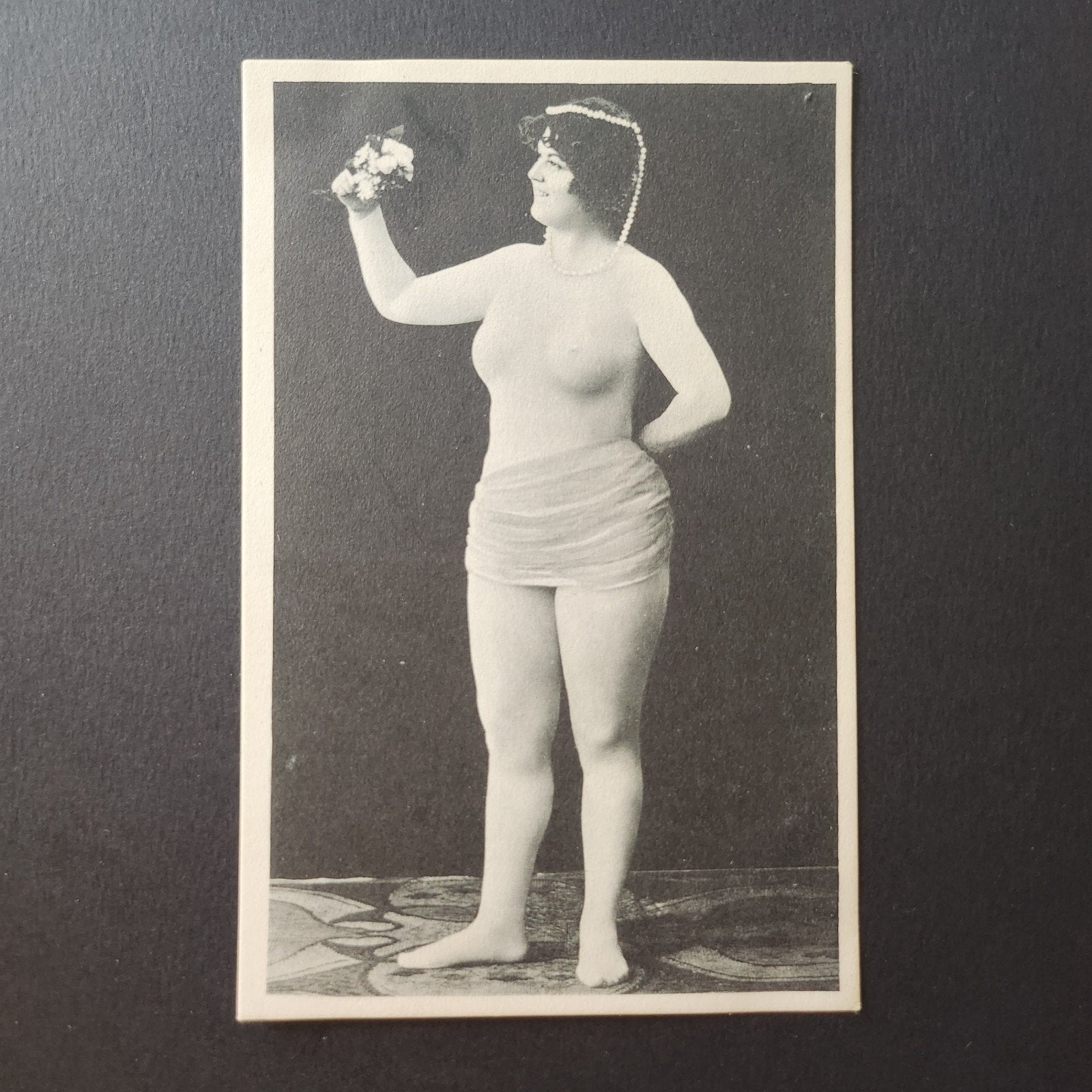 Oude ansichtkaart van een naakte vrouw met bloemen, Verzenden, Voor 1920, Ongelopen, Cultuur en Media