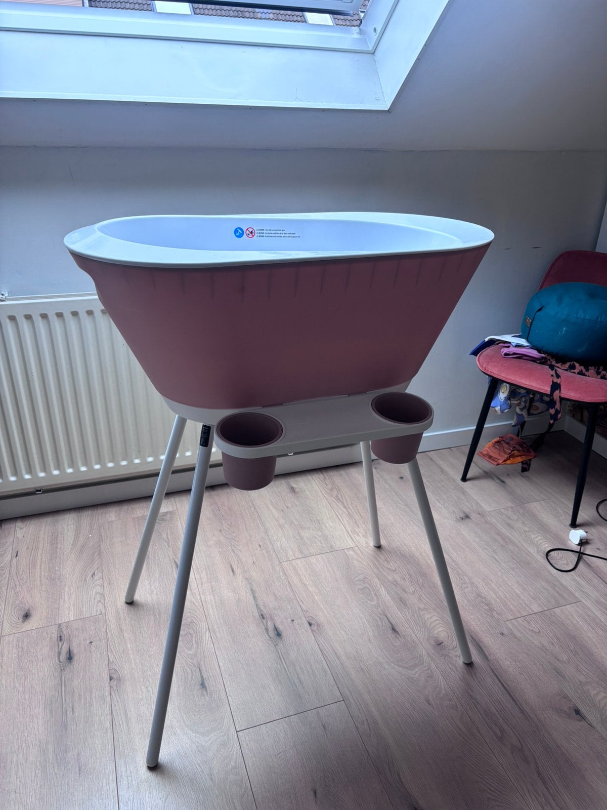 We Too roze badset met witte standaard, Ophalen, Zo goed als nieuw, Badje, Standaard