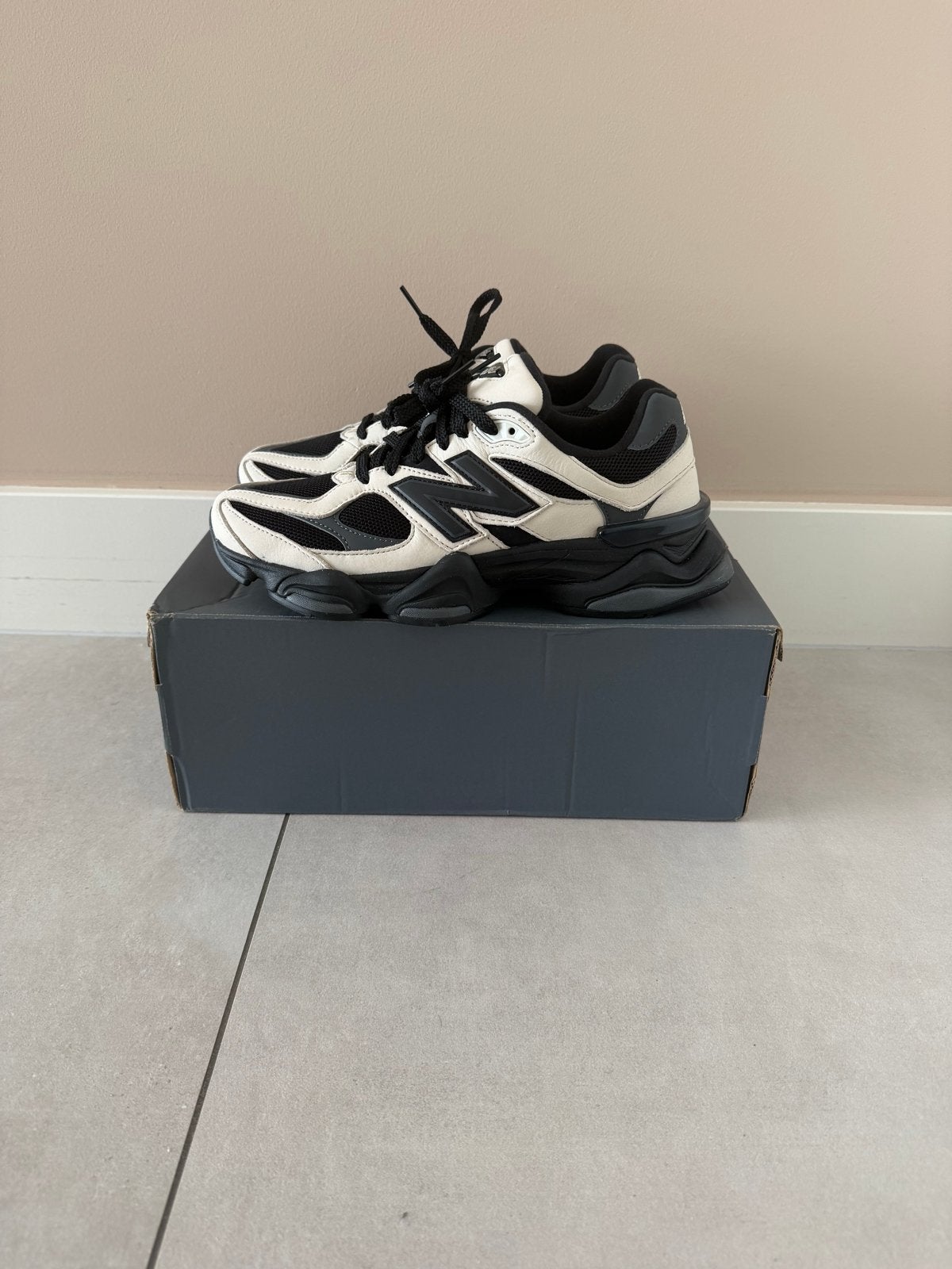 Nieuwe New Balance 9060 Sneakers - Maat 41.5, Ophalen of Verzenden, Nieuw, Zwart, Sneakers of Gympen