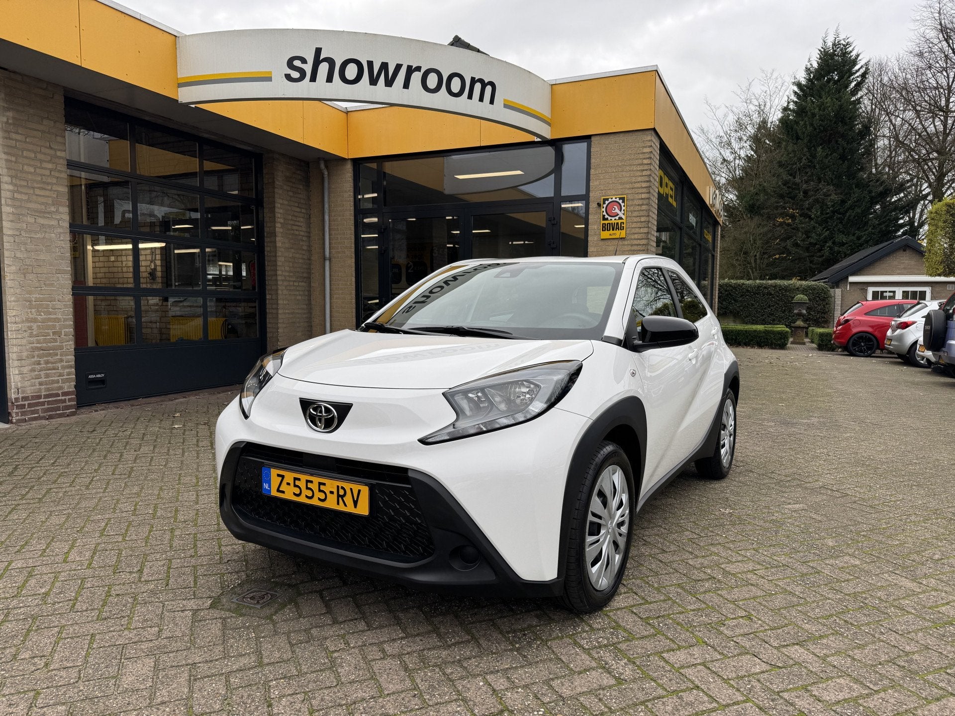 Toyota Aygo X 1.0 VVT-i S-CVT Play Automaat Navi Camera Carp, Auto's, Dealer onderhouden, Gebruikt, Start-stop-systeem, 4 stoelen