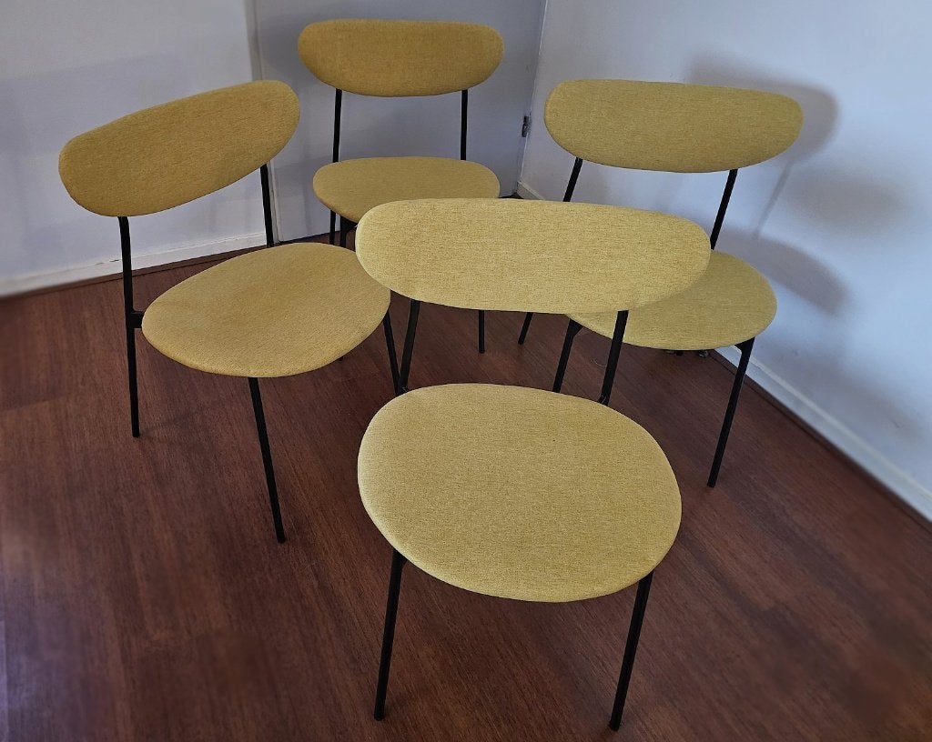 4 Scandinavische Eetkamerstoelen – Mosterdgeel (Zgan), Ophalen of Verzenden, Gebruikt, Kunststof, Vier