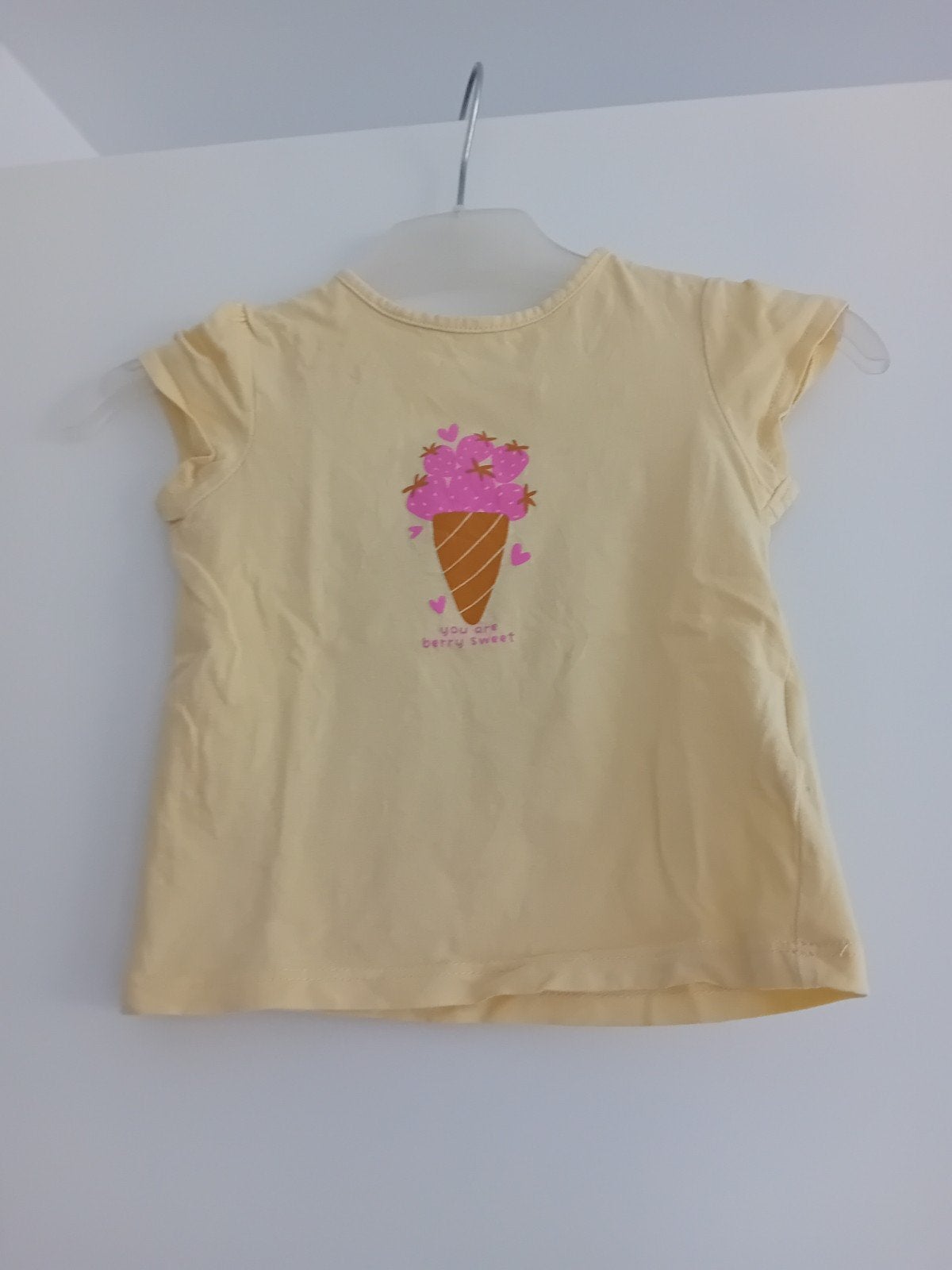 Kiabi T-shirtje met aardbeienprint, maat 74, katoen, Kiabi, Meisje, Ophalen of Verzenden, Zo goed als nieuw