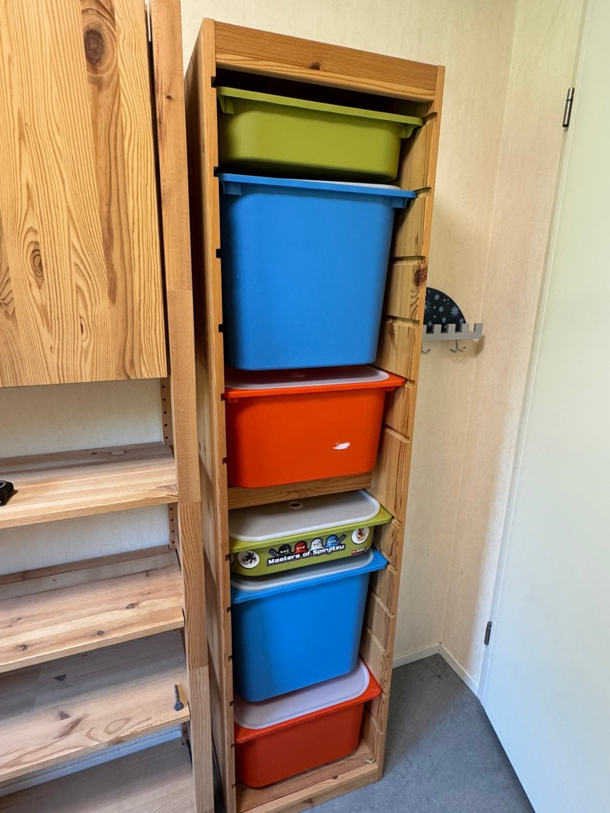 Kast met losse plastic bakken IKEA, Ophalen, Minder dan 50 cm, Gebruikt, 5 laden of meer