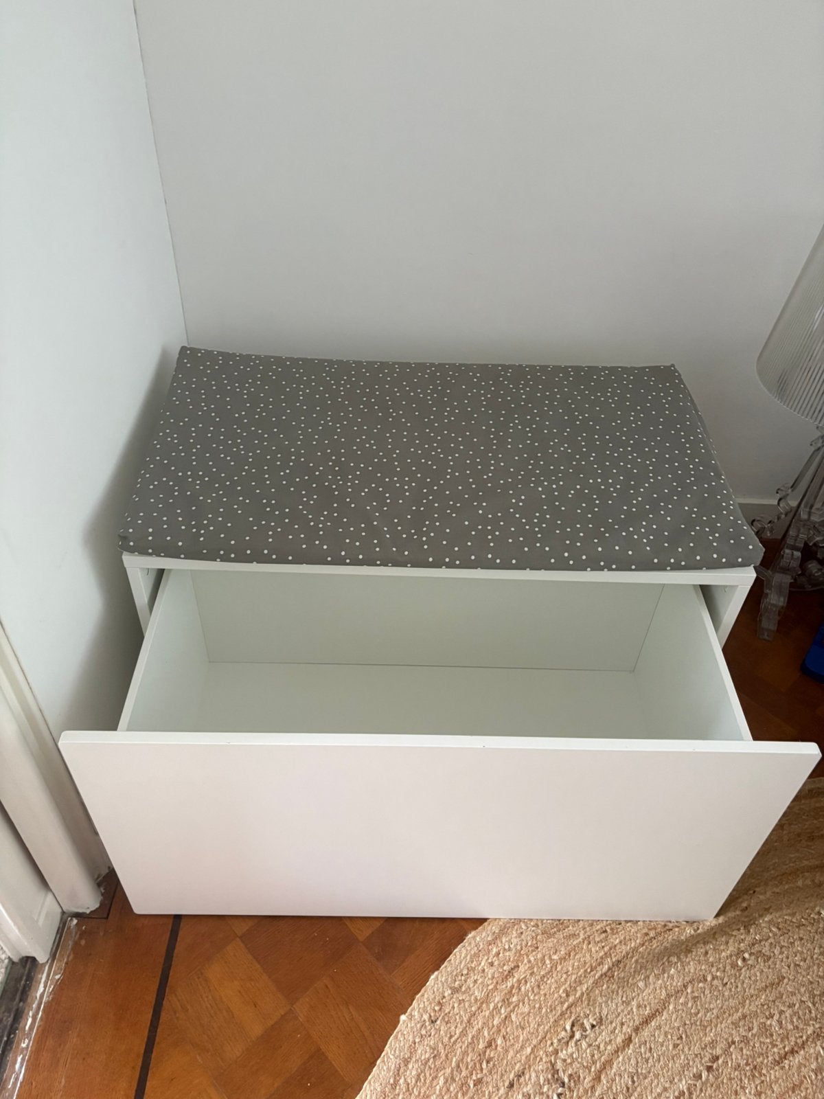 Ikea Smastad speelgoedkist met kussen zgan, Ophalen, Kleed of Kussen, Zo goed als nieuw, Wit