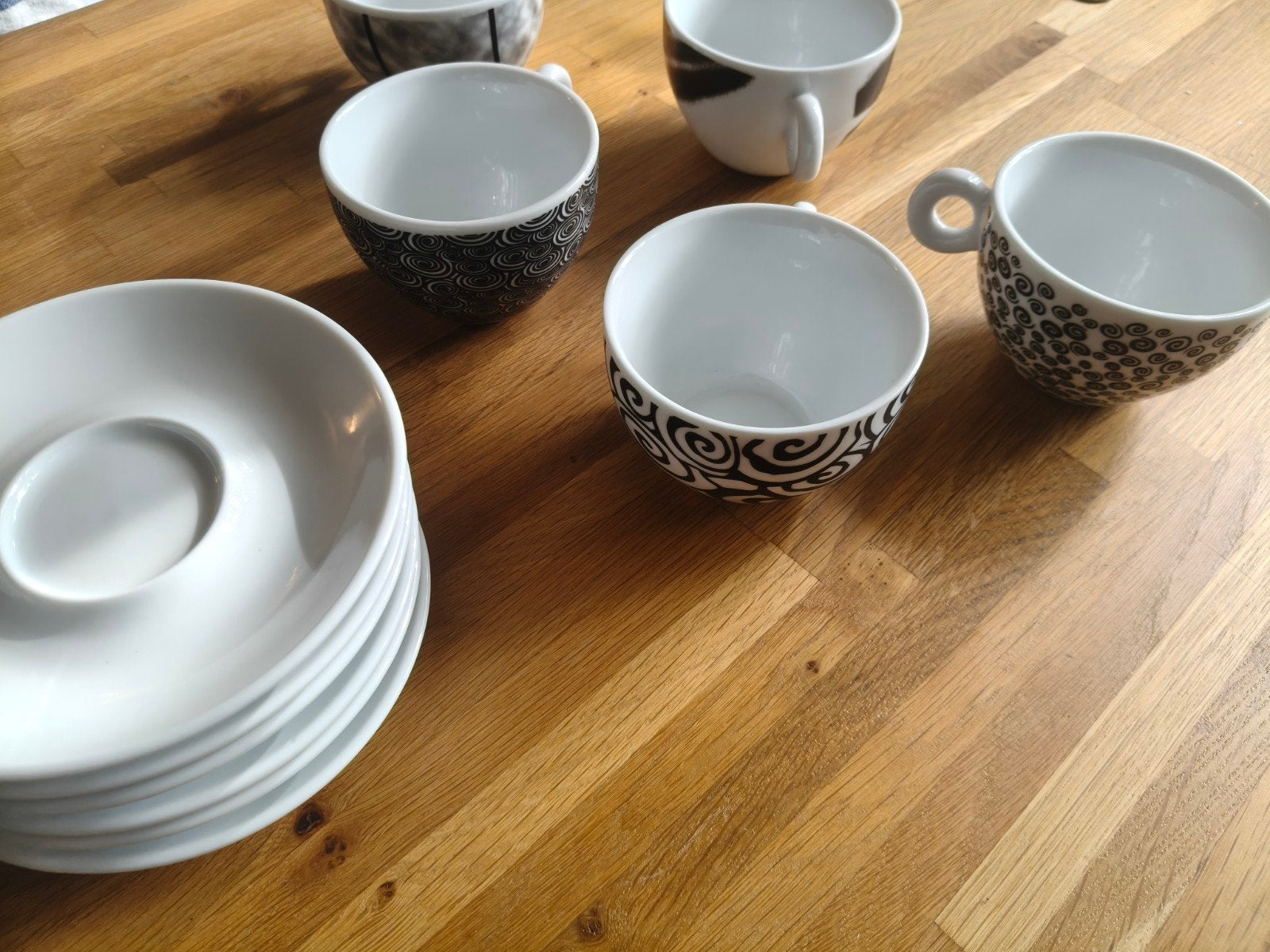 Yong Holland Kop en Schotel Set - Zwart/Wit Design, Gebruikt, Overige merken, Ophalen of Verzenden, Modern