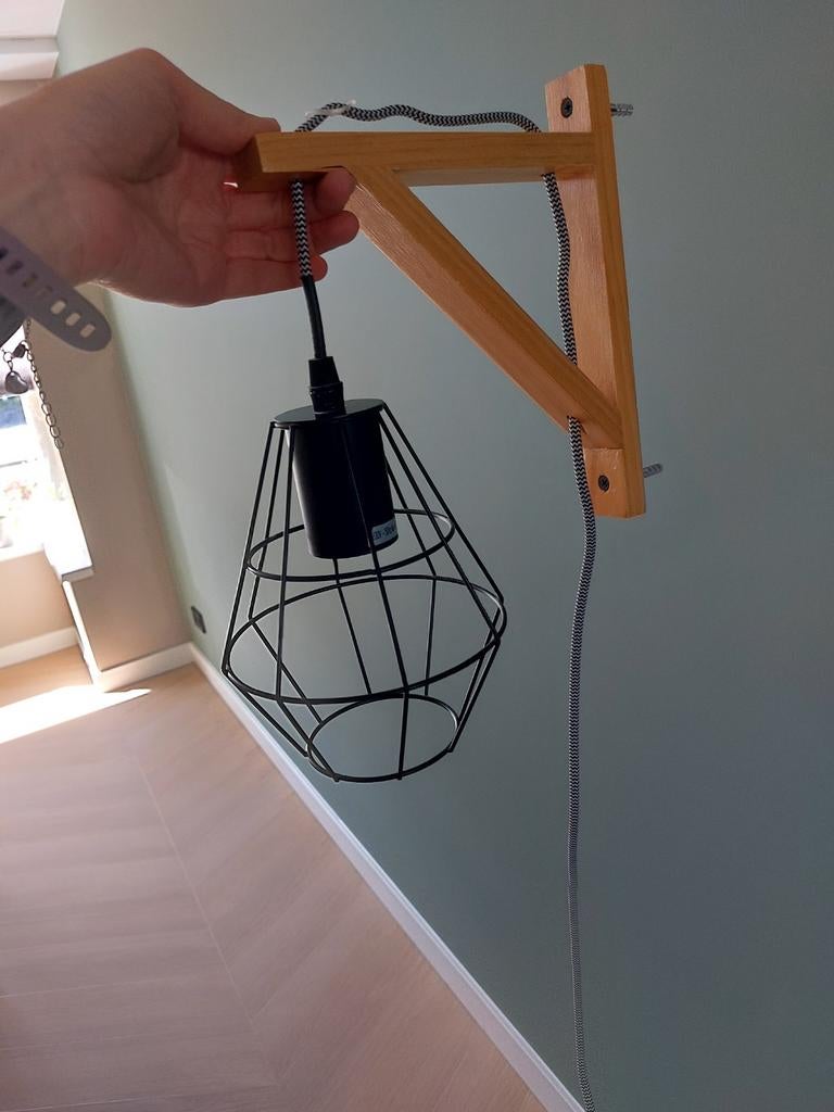 Wandlamp met houten beugel en draadkooi, Ophalen of Verzenden, Zo goed als nieuw, Hout