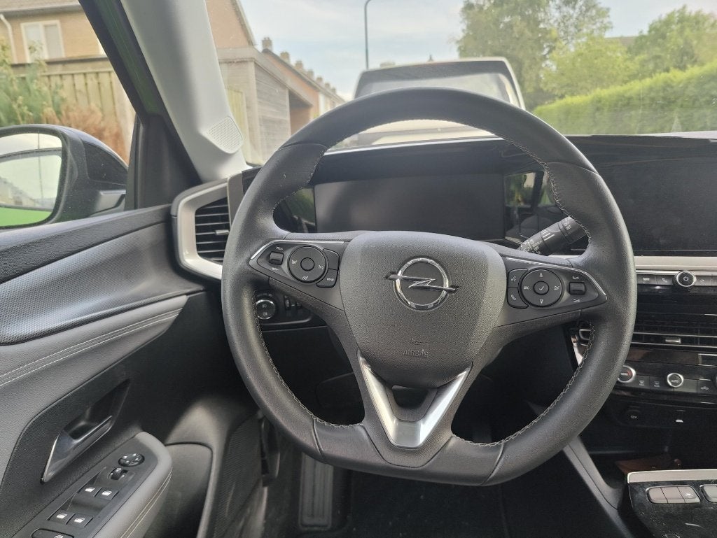 Opel Mokka-E 50kWh 2024 Groen *LEASE TER OVERNAME*, Auto's, 136 pk, 900 min, Alcantara, 1498 kg