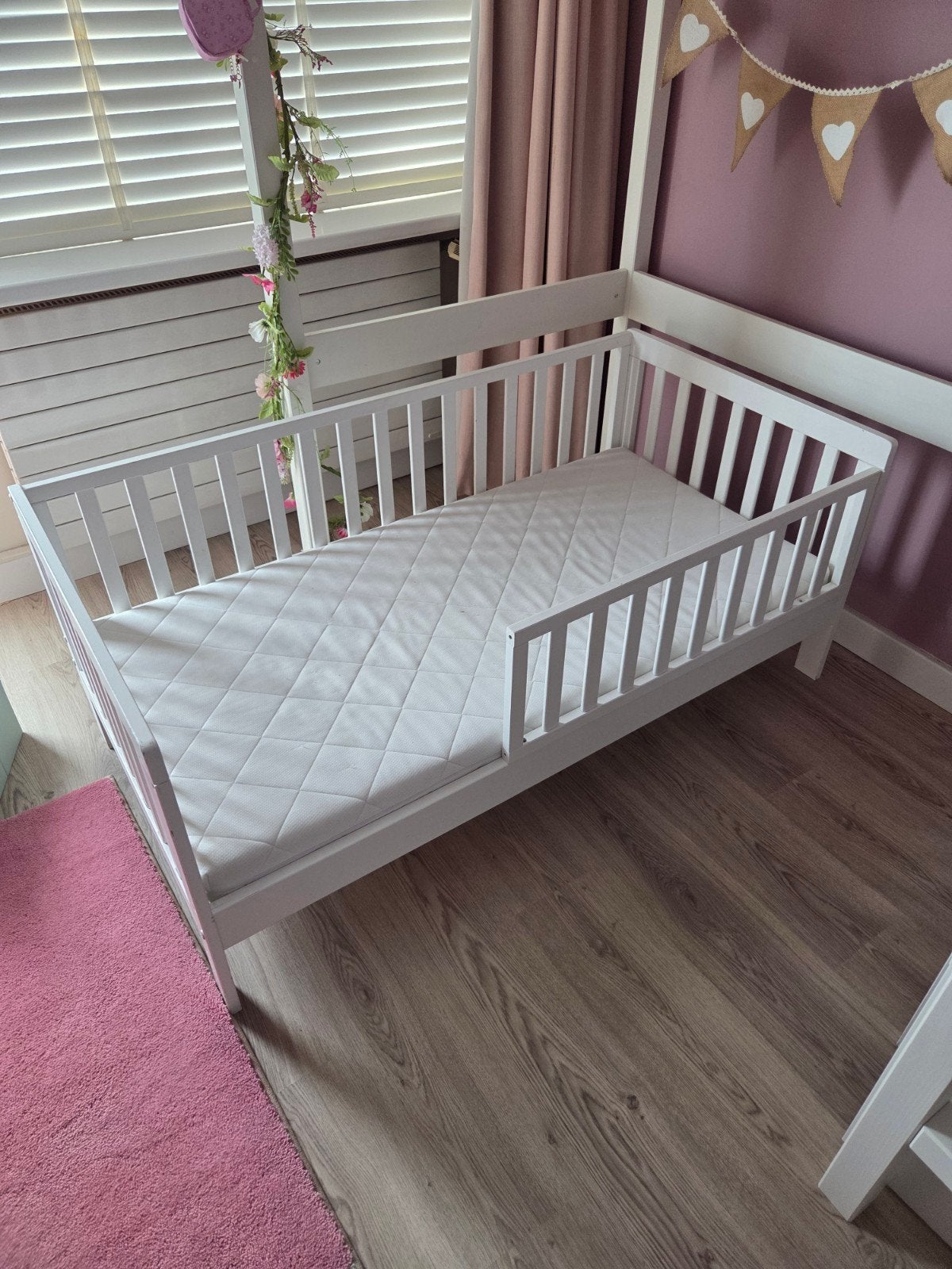 Wit kinderbed met matras - Zo goed als nieuw, Kinderen en Baby's, Kinderkamer | Bedden, Ophalen, Gebruikt, 70 tot 85 cm, 140 tot 160 cm